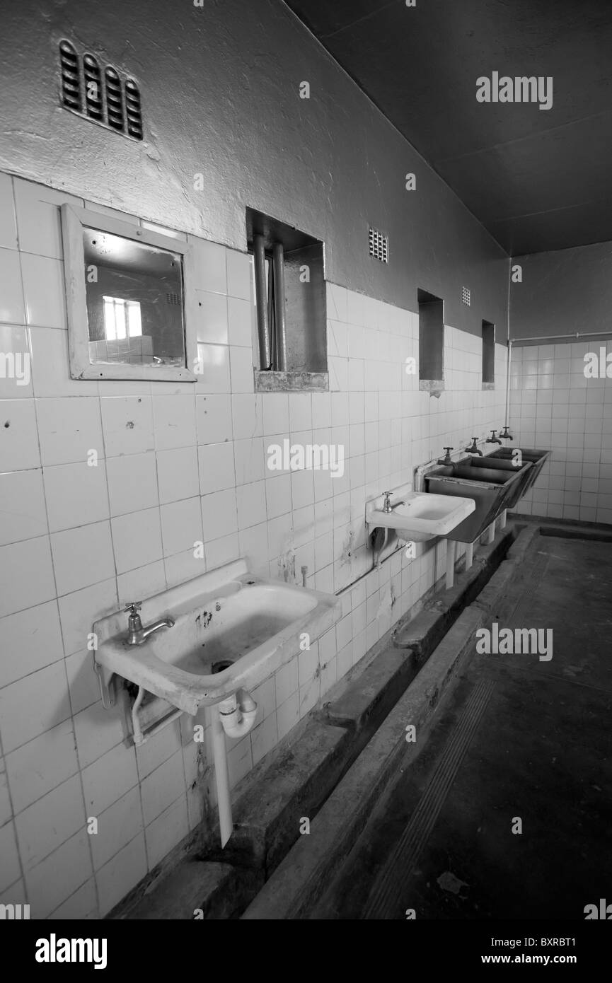 Blocco doccia e camera di lavaggio nei prigionieri politici ala, Robben Island Prigione di Massima Sicurezza, Cape Town, Sud Africa Foto Stock