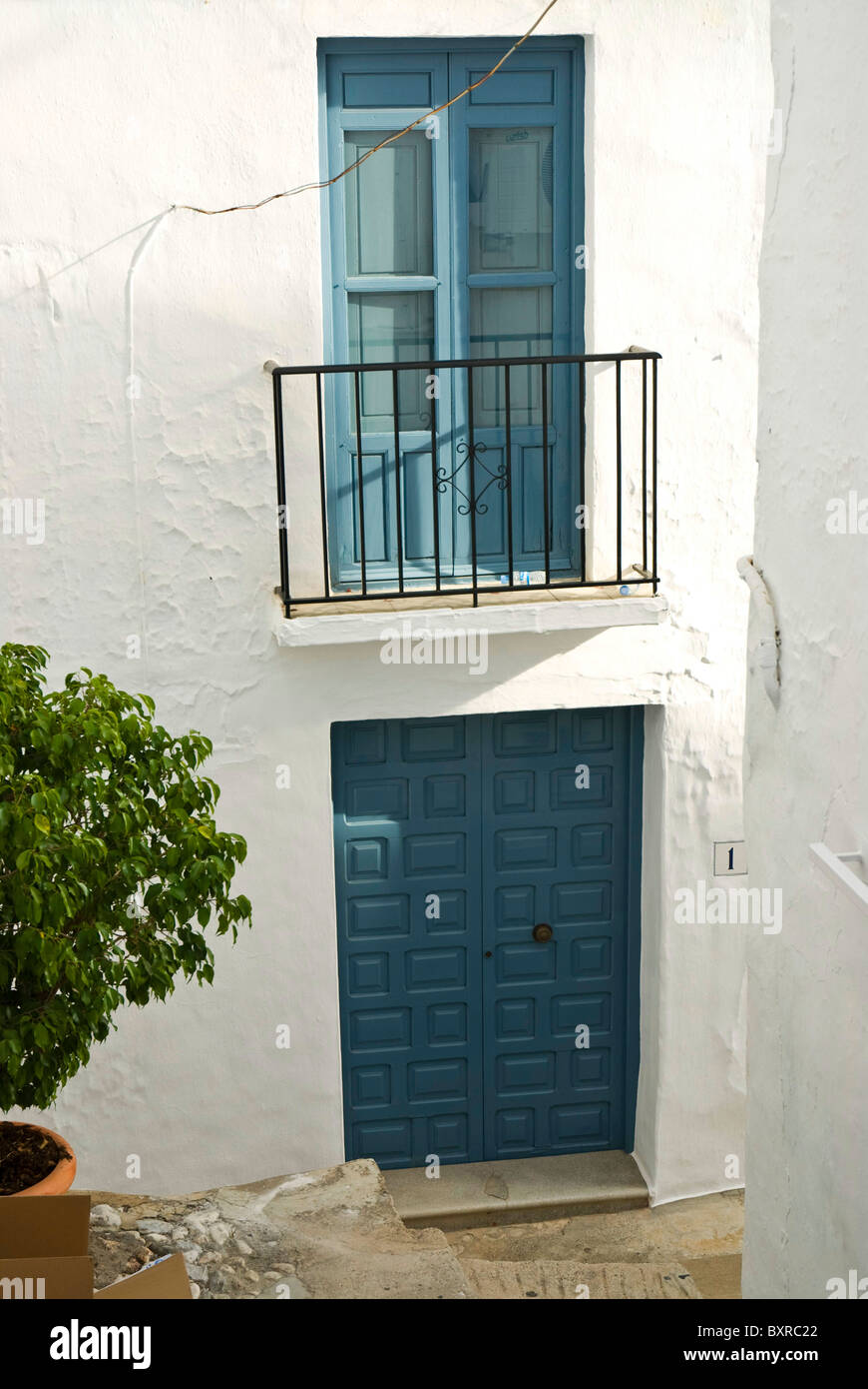 Porta blu e persiane Foto Stock