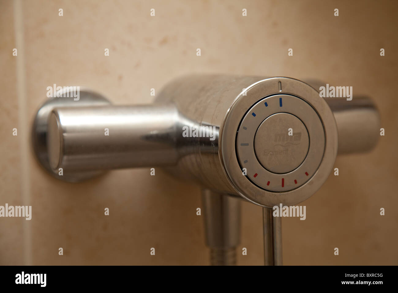 Un elegante unità doccia realizzata da Mira montato in una moderna stanza da bagno decorata Foto Stock