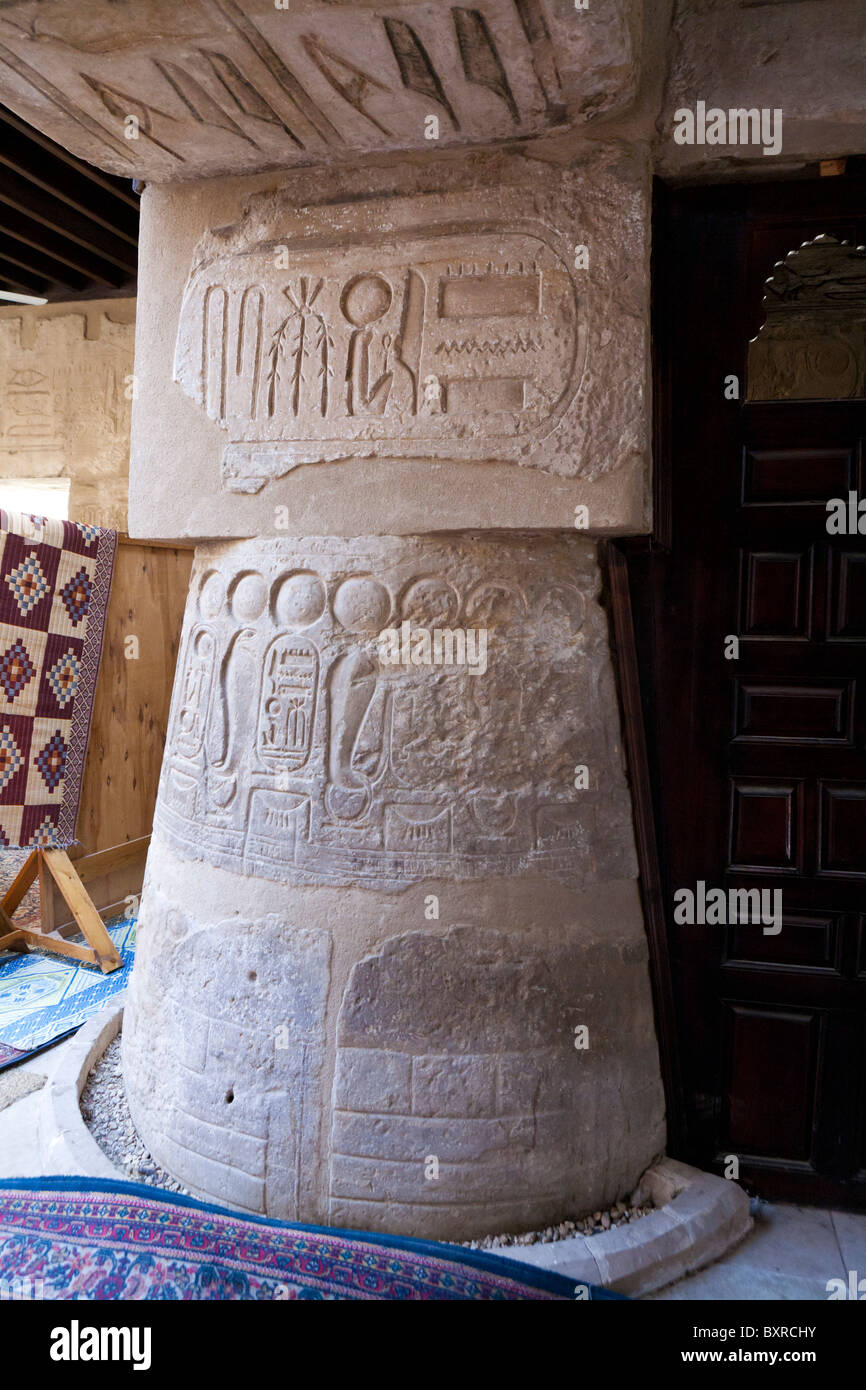 Colonna cime e pareti del tempio di Luxor con nella Moschea di Abu el-Haggag , città di Luxor in Egitto Foto Stock