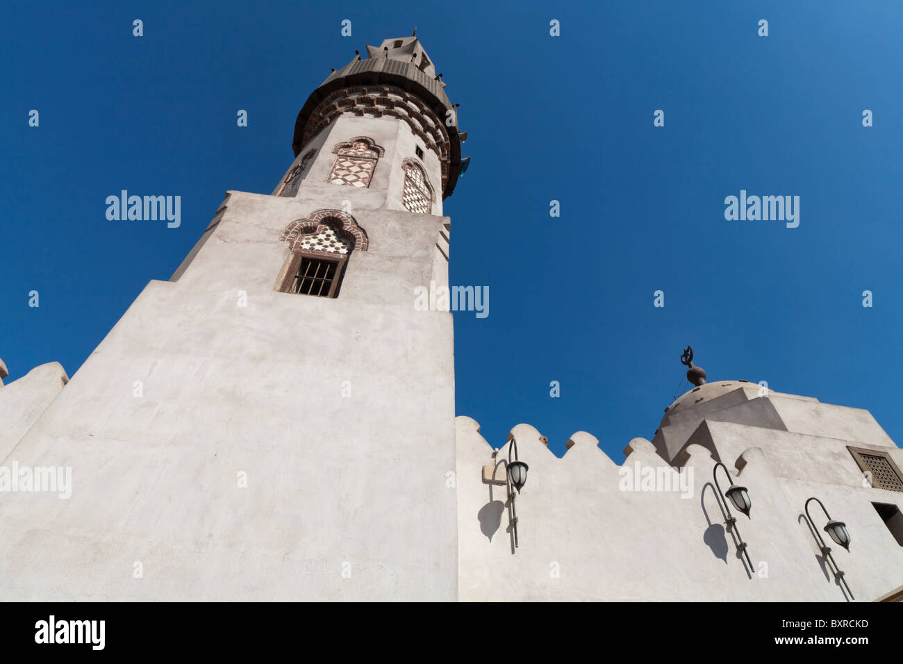 Il minareto della moschea di Abu el-Haggag sopra i muri del tempio di Luxor, città di Luxor in Egitto Foto Stock