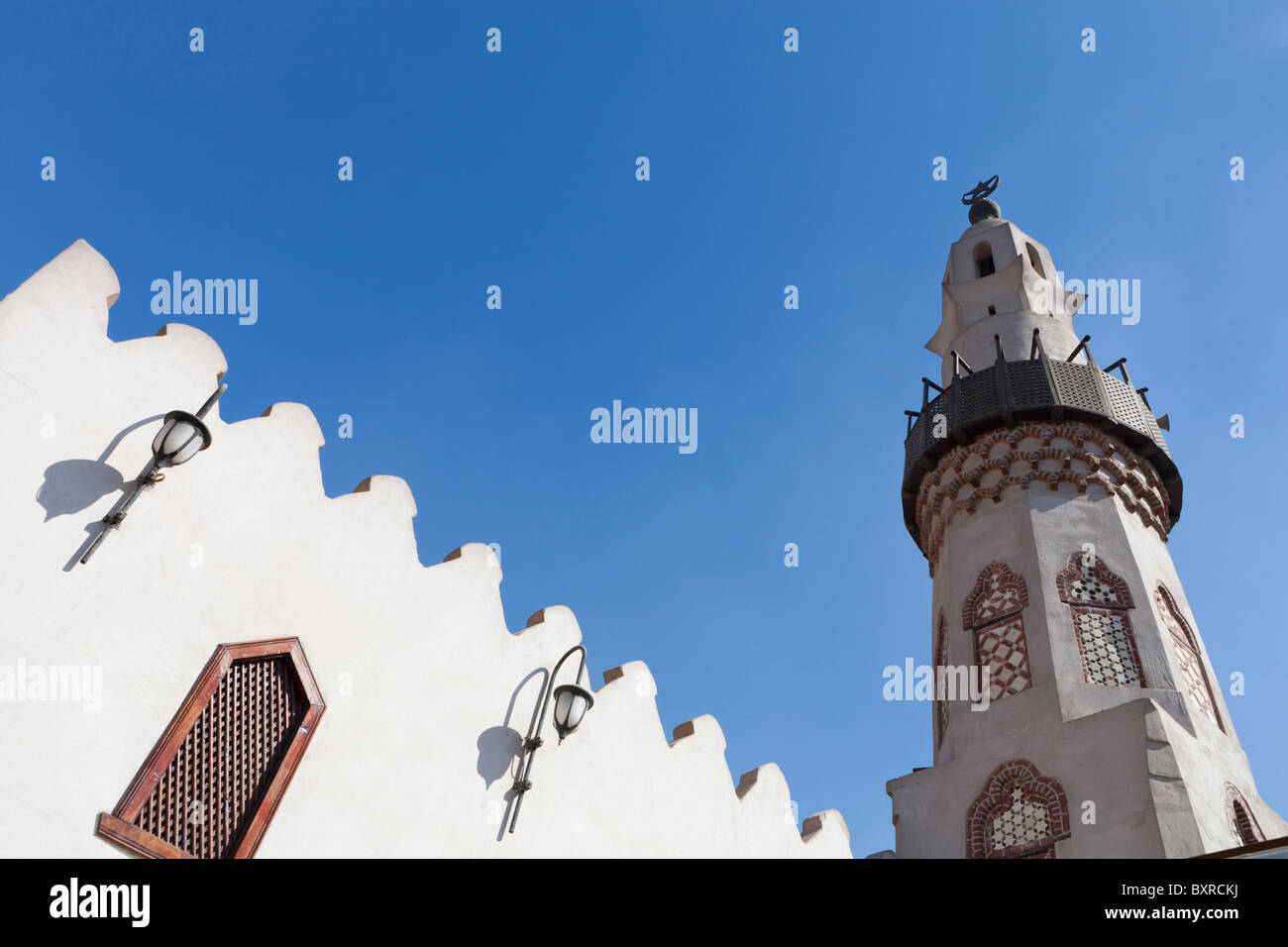 Il minareto della moschea di Abu el-Haggag sopra i muri del tempio di Luxor, città di Luxor in Egitto Foto Stock