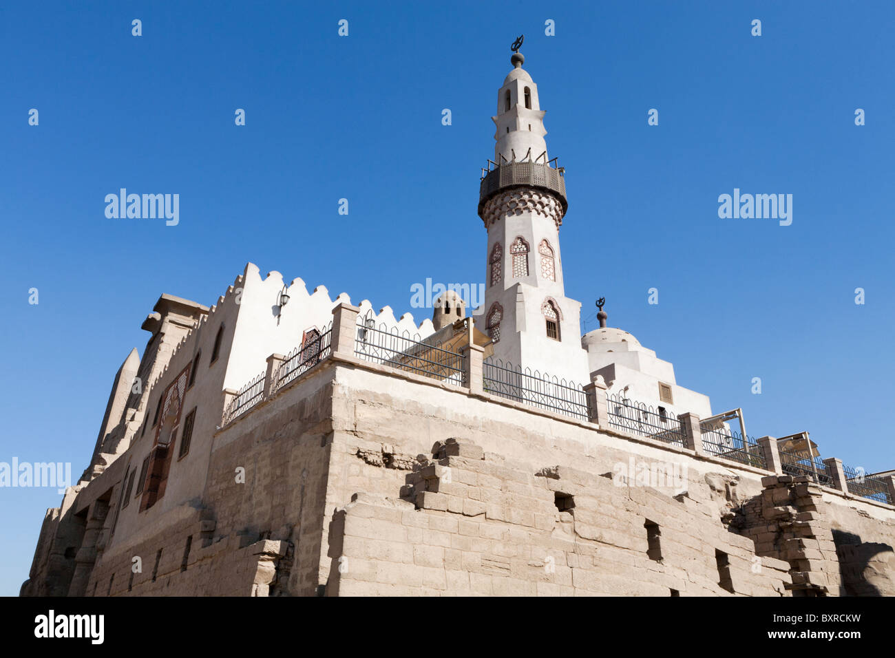 La Moschea di Abu el-Haggag sopra i muri del tempio di Luxor, città di Luxor in Egitto Foto Stock