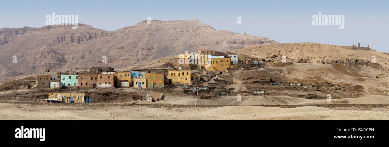 Panorama delle rimanenti case di Gourna del villaggio sulla riva occidentale, Luxor Egitto Foto Stock