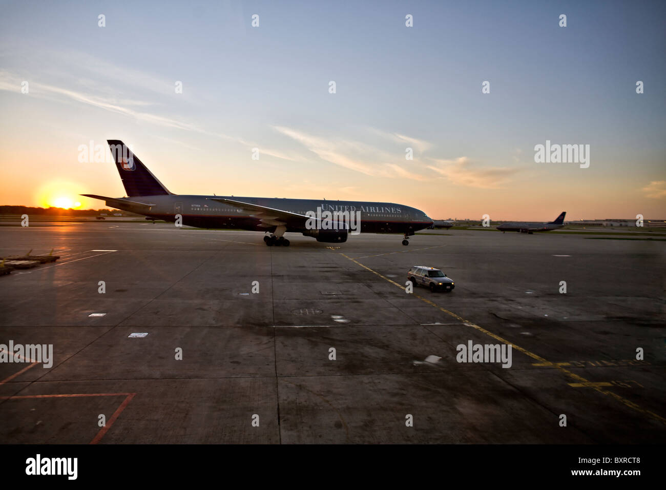 CHICAGO, Illinois: United Airlines jet preparando per il decollo dall'Aeroporto Internazionale Chicago O'Hare a sunrise. Foto Stock
