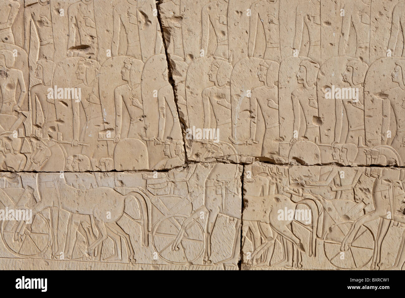 Rilievi della battaglia di Kadesh sulle pareti esterne del tempio di Ramesses II a Abydos, Valle del Nilo in Egitto Foto Stock