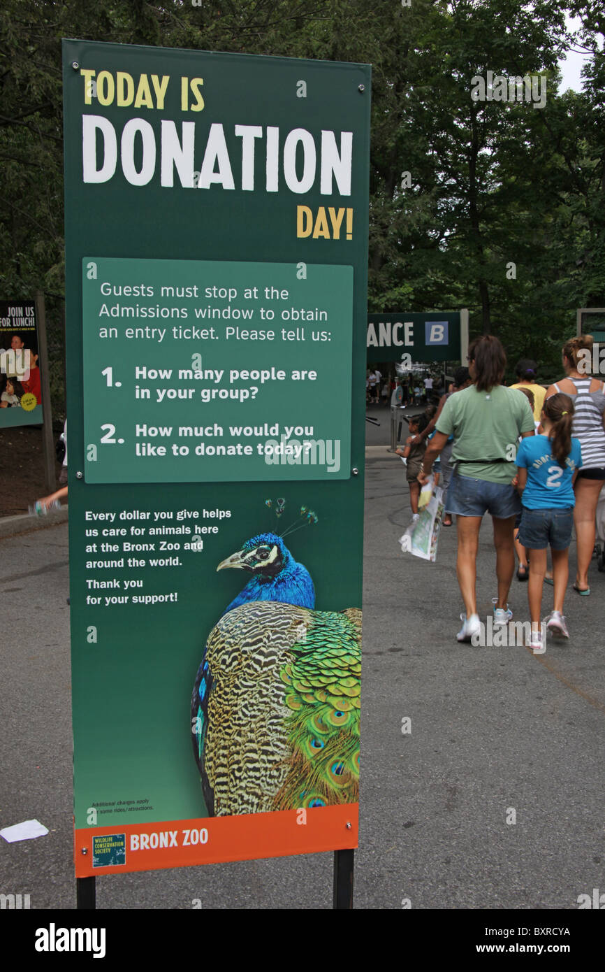 Donazione giorno dando ingresso gratuito per i visitatori al Bronx Zoo, Bronx, New York, USA, Agosto 4, 2010 © Katharine Andriotis Foto Stock
