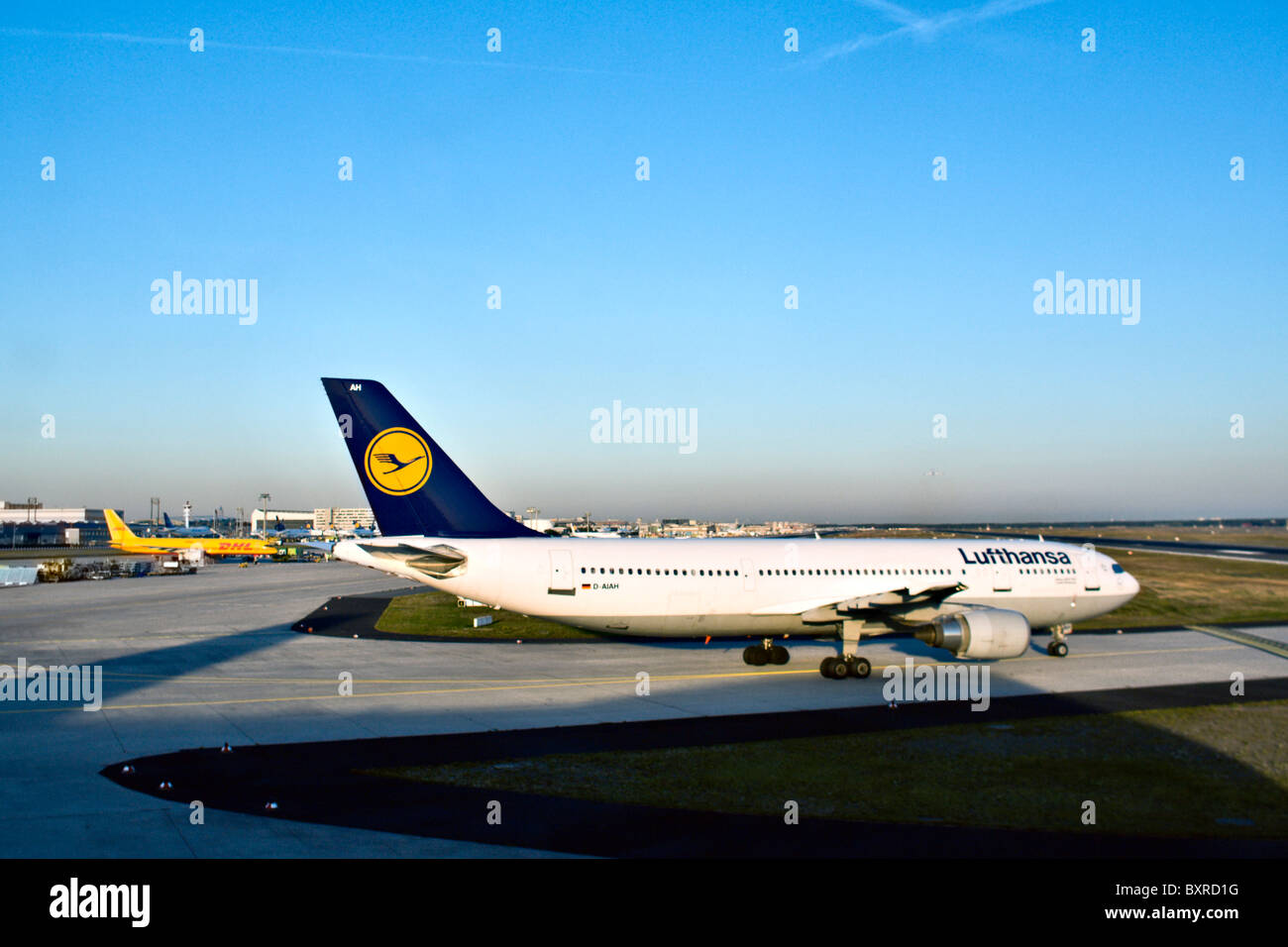 Francoforte, Germania: Lufthansa jet pronti a decollare da Francoforte Aeroporto Internazionale o Francoforte am Main in Germania. Foto Stock