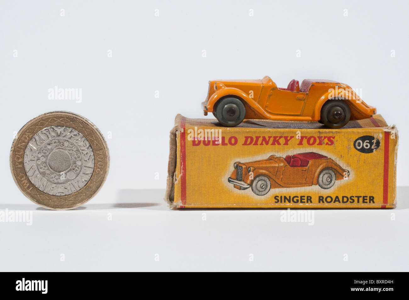 DINKY DUBLO 62 cantante Roadster e scatola con due pound coin per mostrare la scala Foto Stock