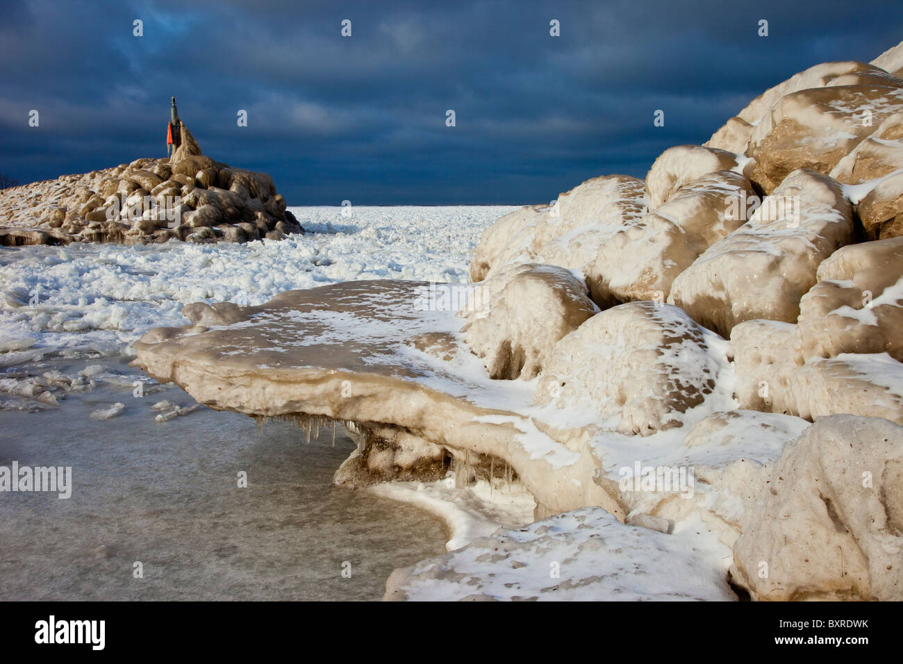 Flusso di ghiaccio che circonda una scogliera di pietra vicino alla riva del lago Erie in Madison Ohio USA Foto Stock
