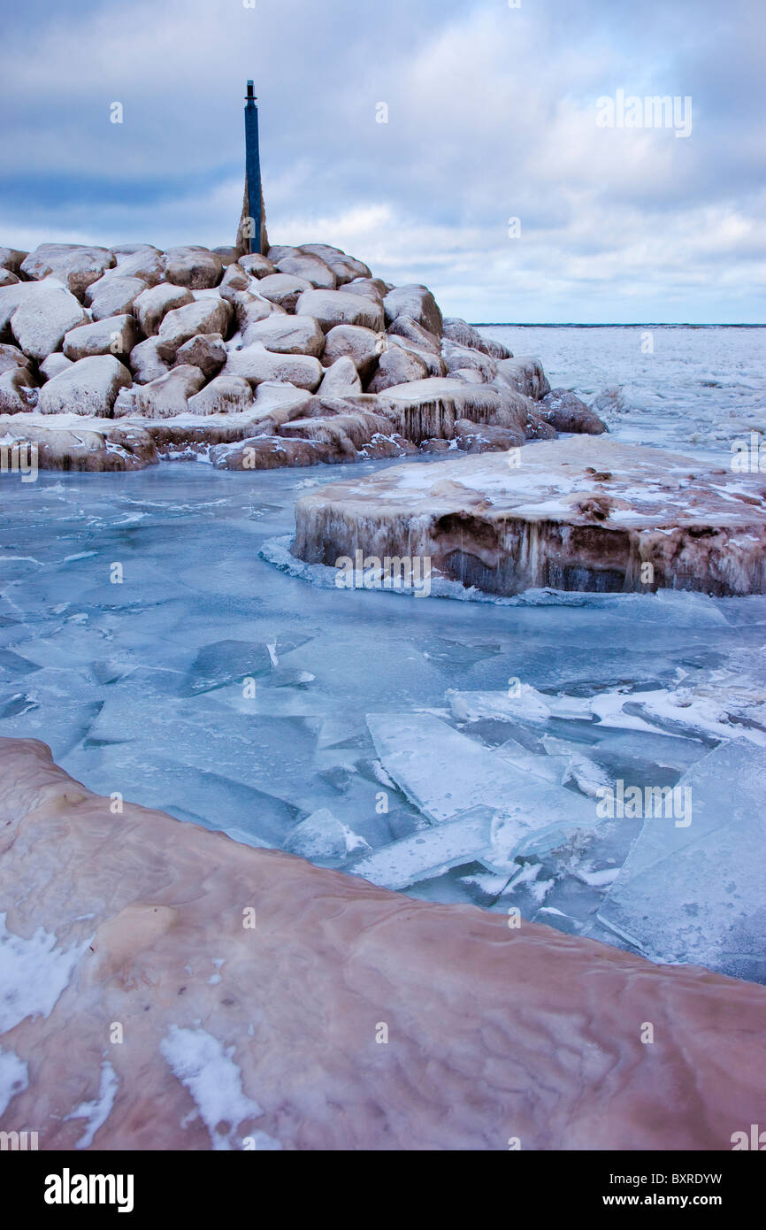 Flusso di ghiaccio che circonda una scogliera di pietra vicino alla riva del lago Erie in madison ohio usa Foto Stock