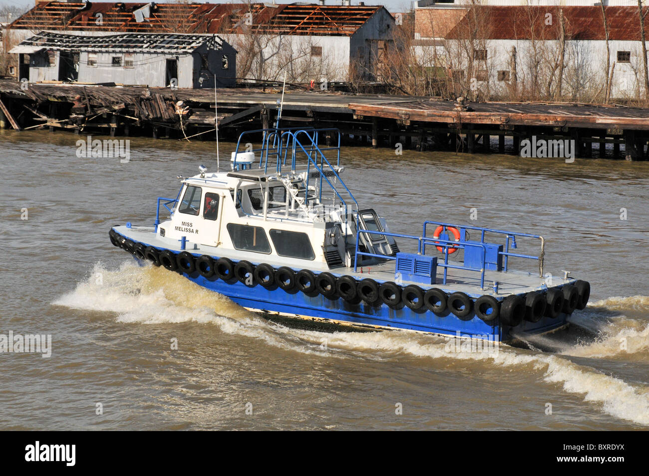 Barca pilota di andare incontro a nave sul fiume Mississippi, New Orleans, Louisiana Foto Stock