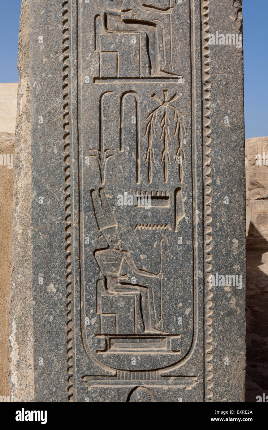 Parte del gigante cartiglio di Ramesse sulla porta che conduce alla prima sala nel tempio di Ramesses II a Abydos, Egitto Foto Stock