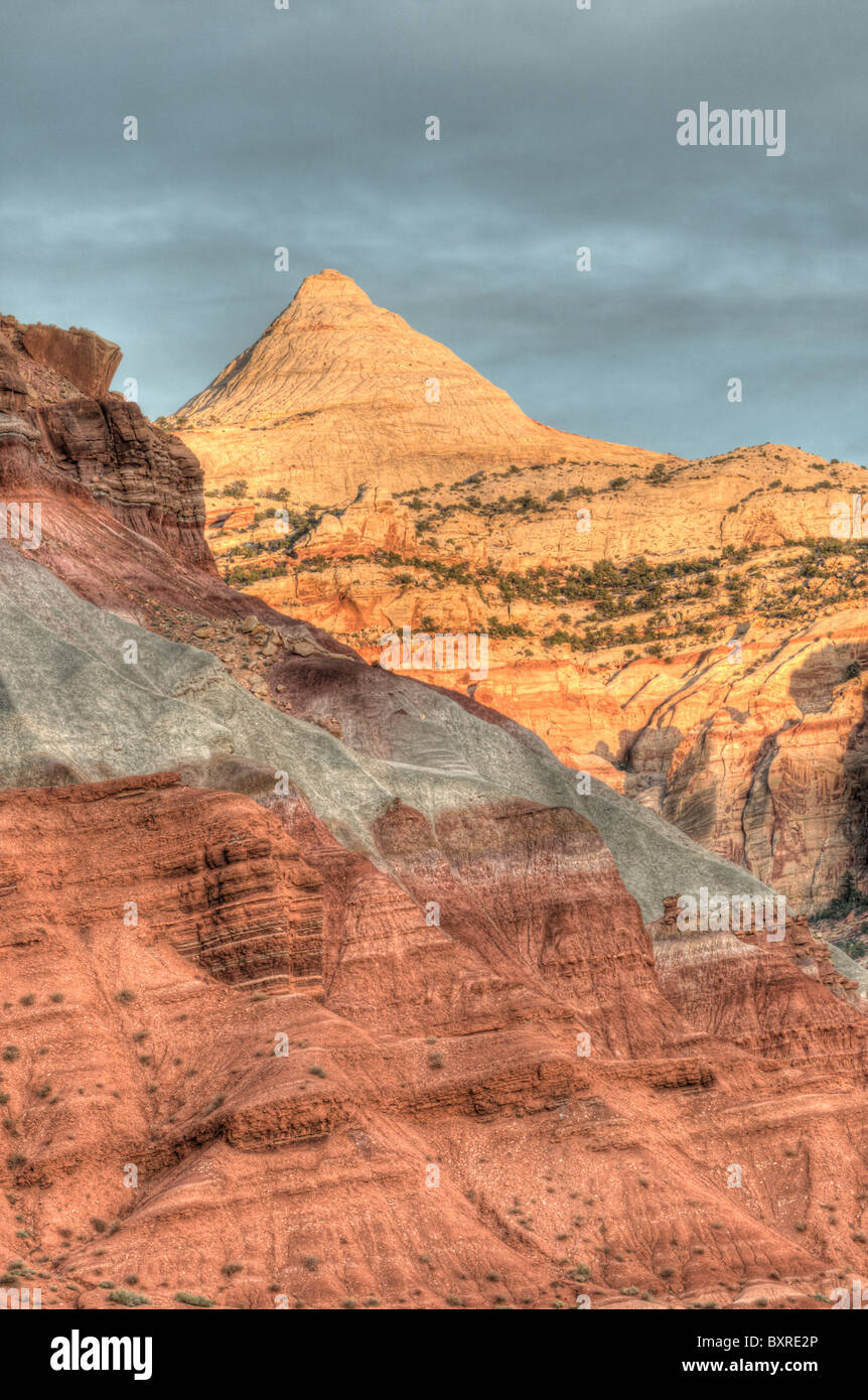 Surreale immagine HDR del punto riconoscibile dell'Dome-Capitol Capitol Reef National Park nello Utah Foto Stock