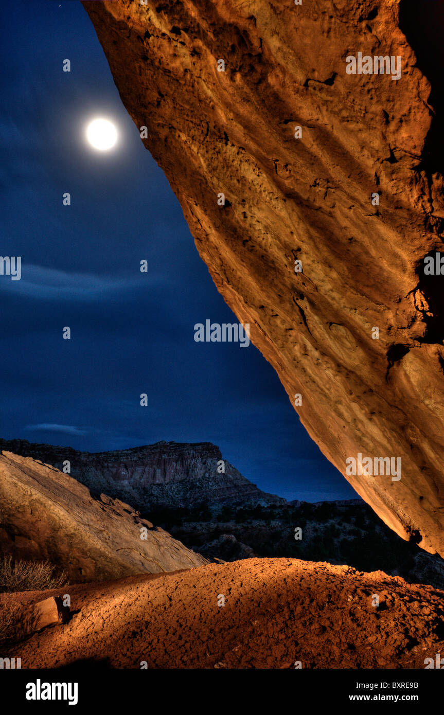 Surreale immagine HDR di luce la pittura di roccia e il paesaggio con la luna al parco nazionale di Capitol Reef Foto Stock