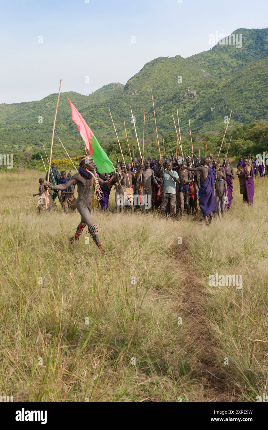 Donga stick lotta cerimonia, tribù Surma, Tulgit, Omo river valley, Etiopia Africa Foto Stock