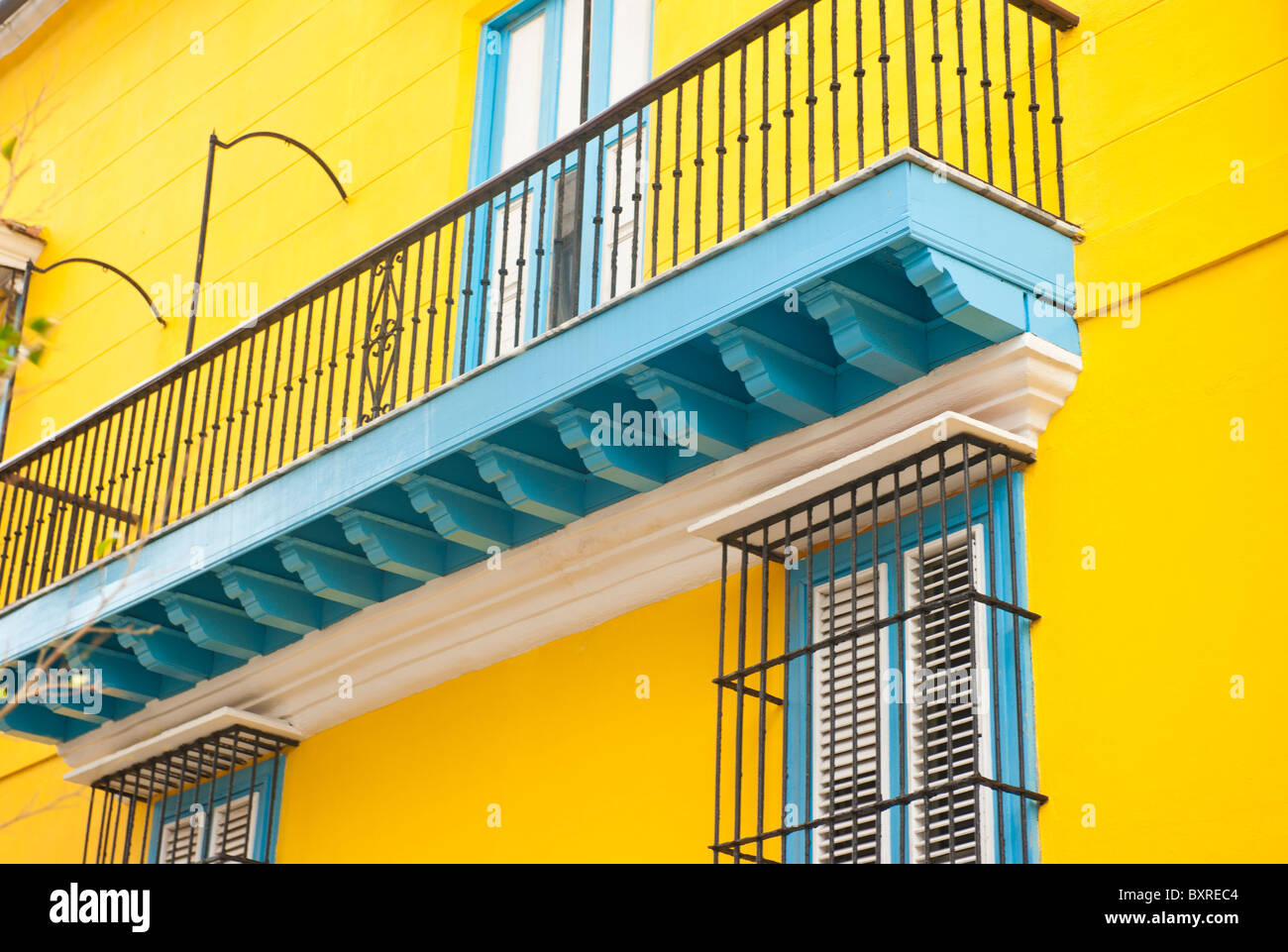 Edificio giallo in Havana in Cuba Foto Stock