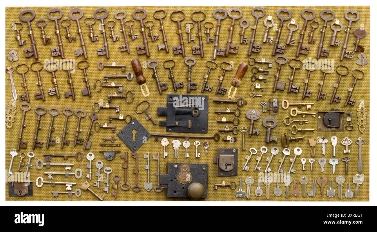 Un fabbro scheda display che mostra una varietà di chiavi, alcuni dei quali sono molto vecchi e alcuni di design insolito, più altri oggetti correlati Foto Stock