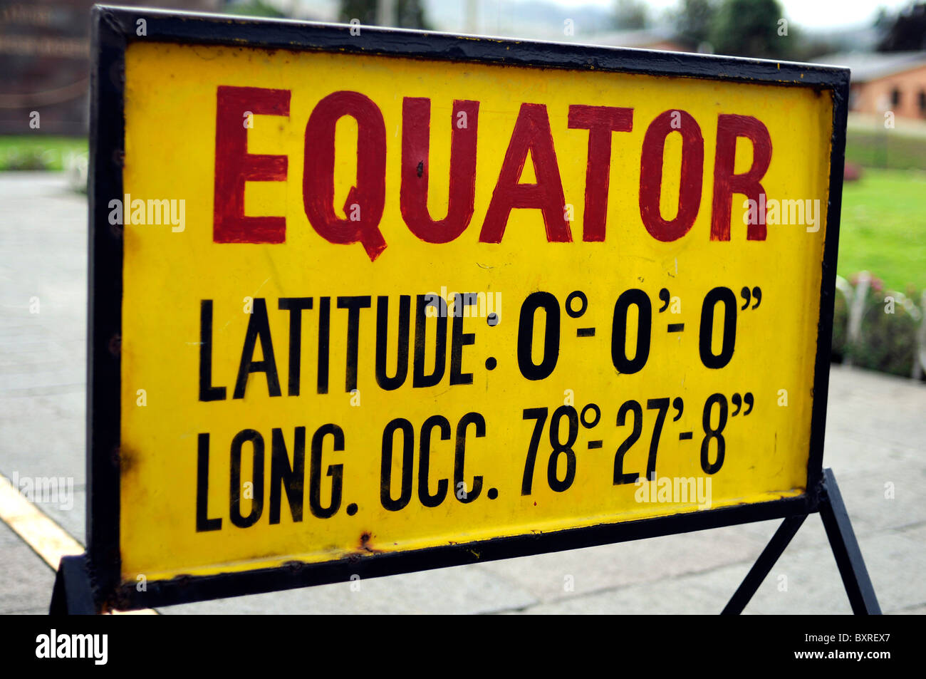 Firmare la marcatura linea dell'equatore nel parco 'Mitad del Mundo" (centro del mondo) vicino a Quito in Ecuador. Foto Stock
