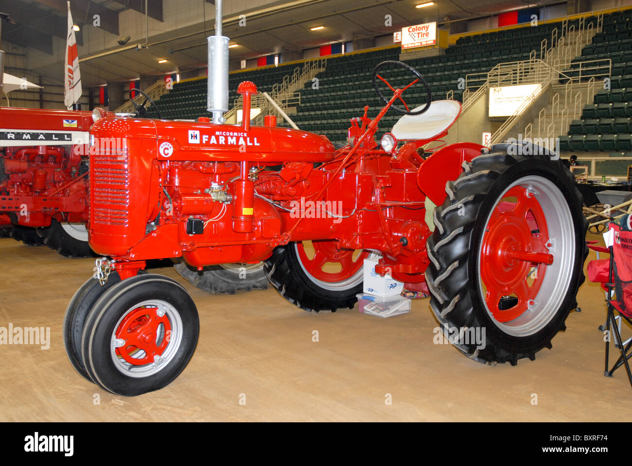 Antico trattore Farmall sul visualizzatore in corrispondenza di una farm show. Foto Stock