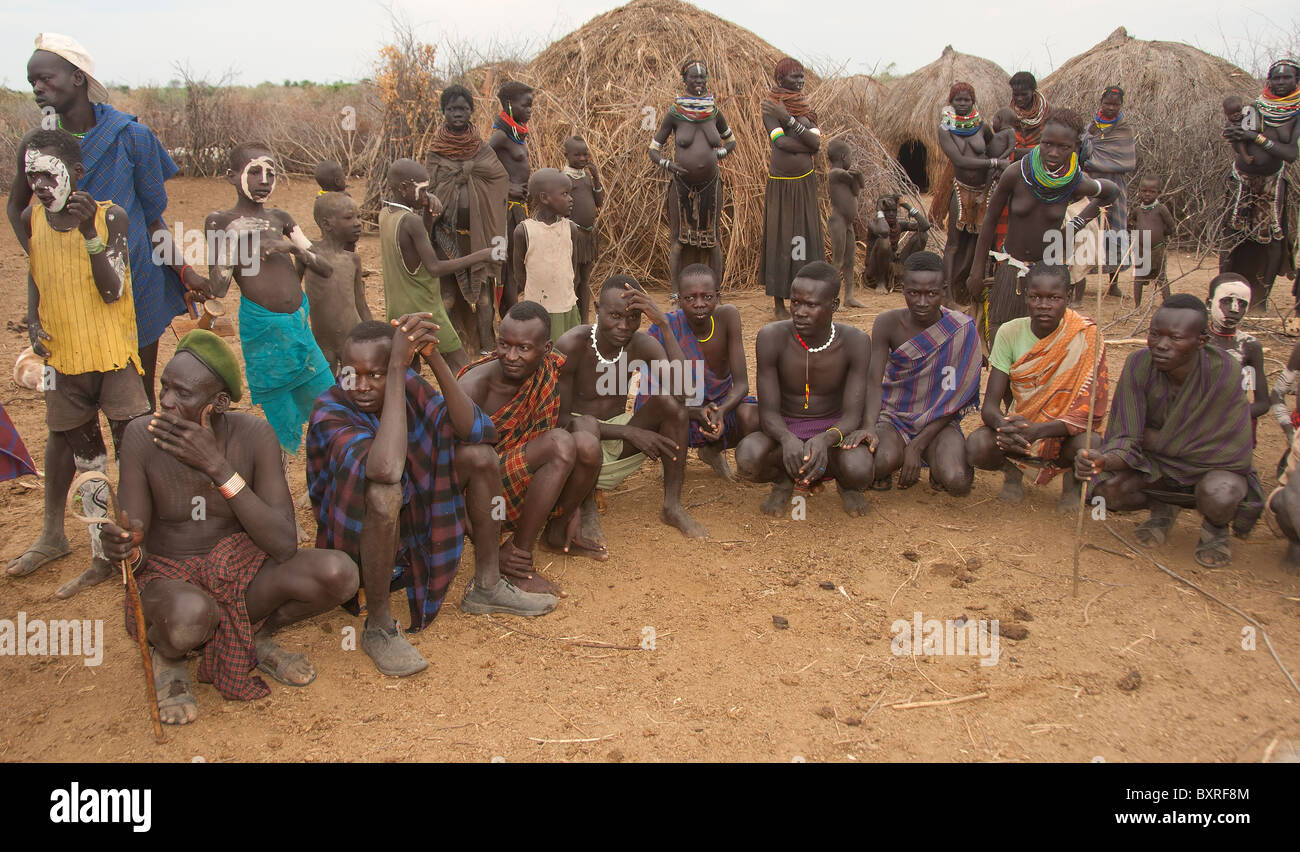 Gruppo di Nyangatom (Bumi) uomini nel loro villaggio, Omo river valley, Etiopia Africa Foto Stock
