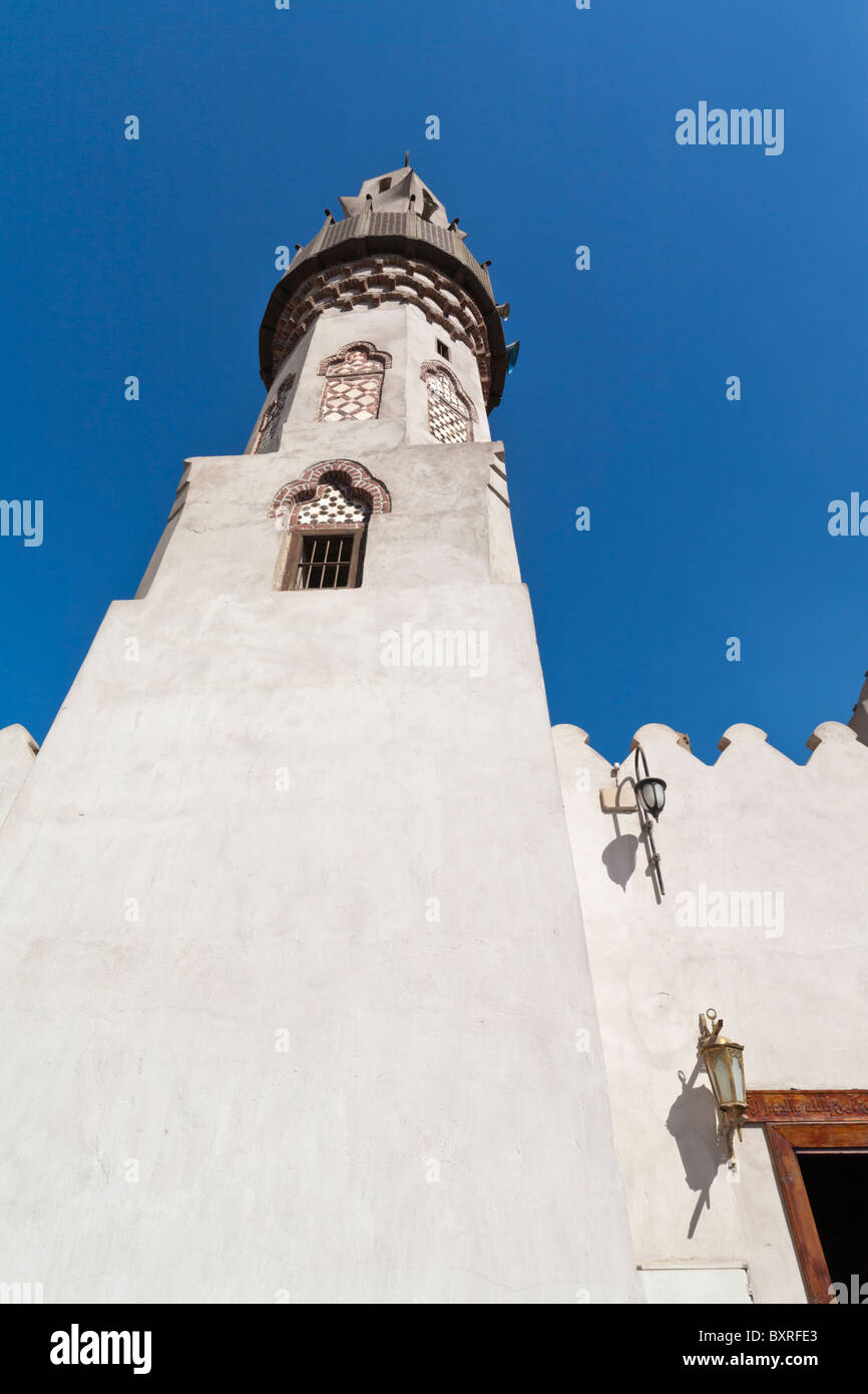 Il minareto della moschea di Abu el-Haggag sopra i muri del tempio di Luxor, città di Luxor in Egitto Foto Stock