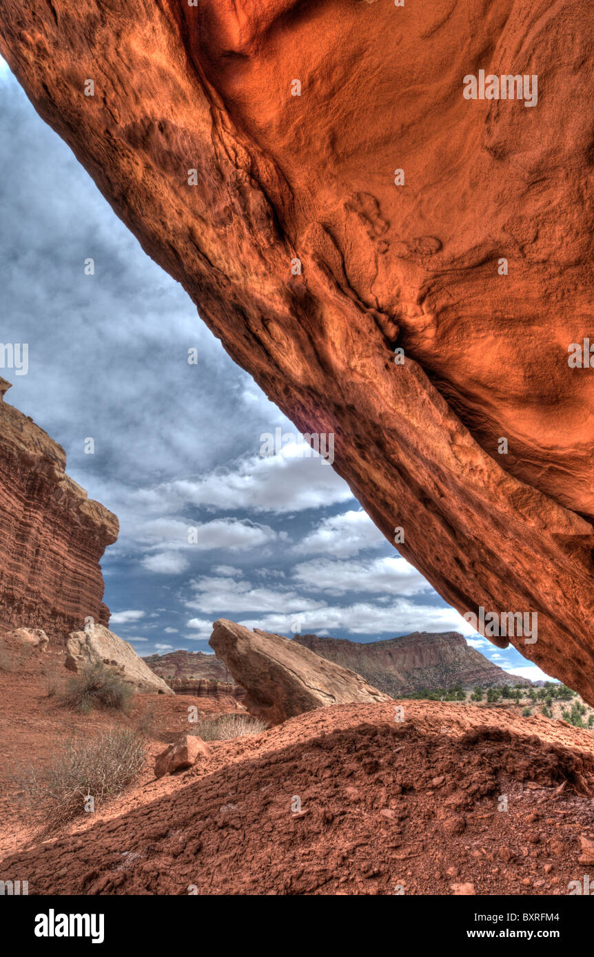 Surreale immagine HDR di formazioni di roccia sotto le scogliere di Capitol Reef Foto Stock