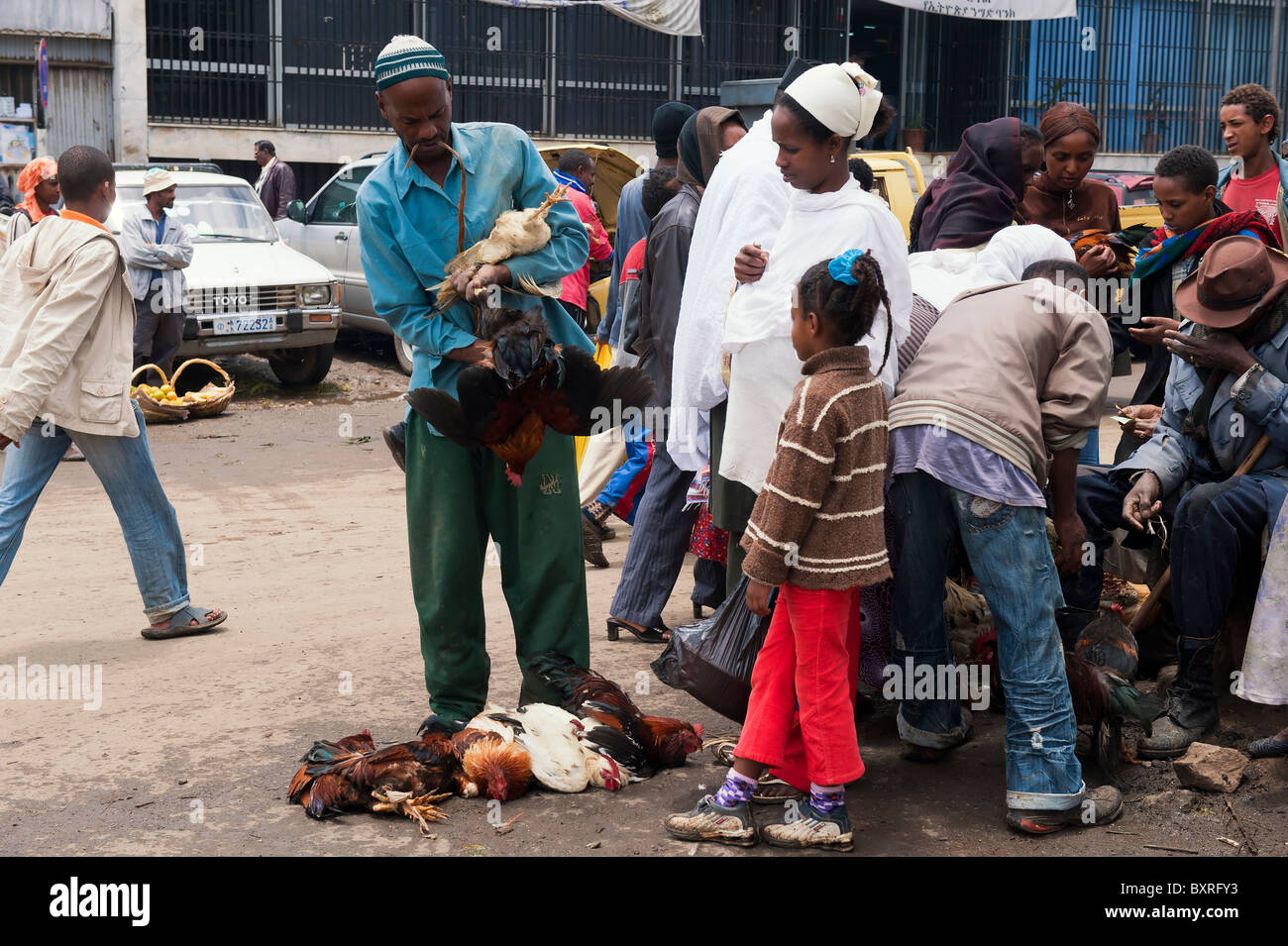 Market street scene, Mercato ad Addis Abeba, Etiopia Africa Foto Stock