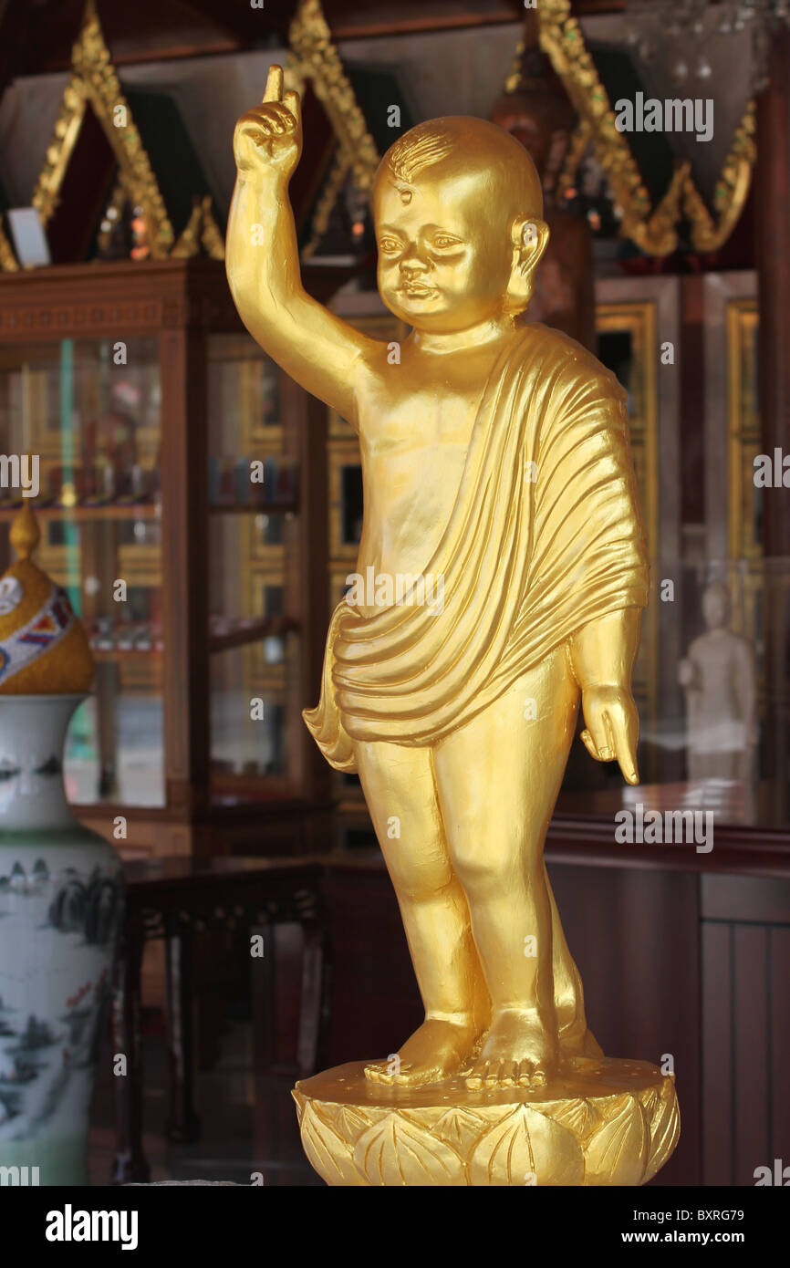 Statua dorata di Wat Intharawihan tempio a Bangkok, in Thailandia Foto Stock