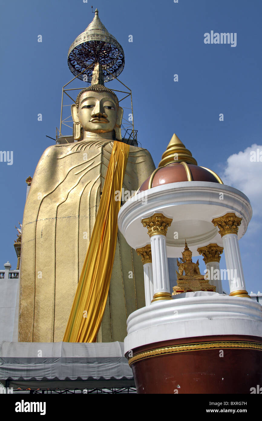 Golden statua del Buddha al Wat Intharawihan, il più alto statua di Budda tempio a Bangkok, in Thailandia Foto Stock