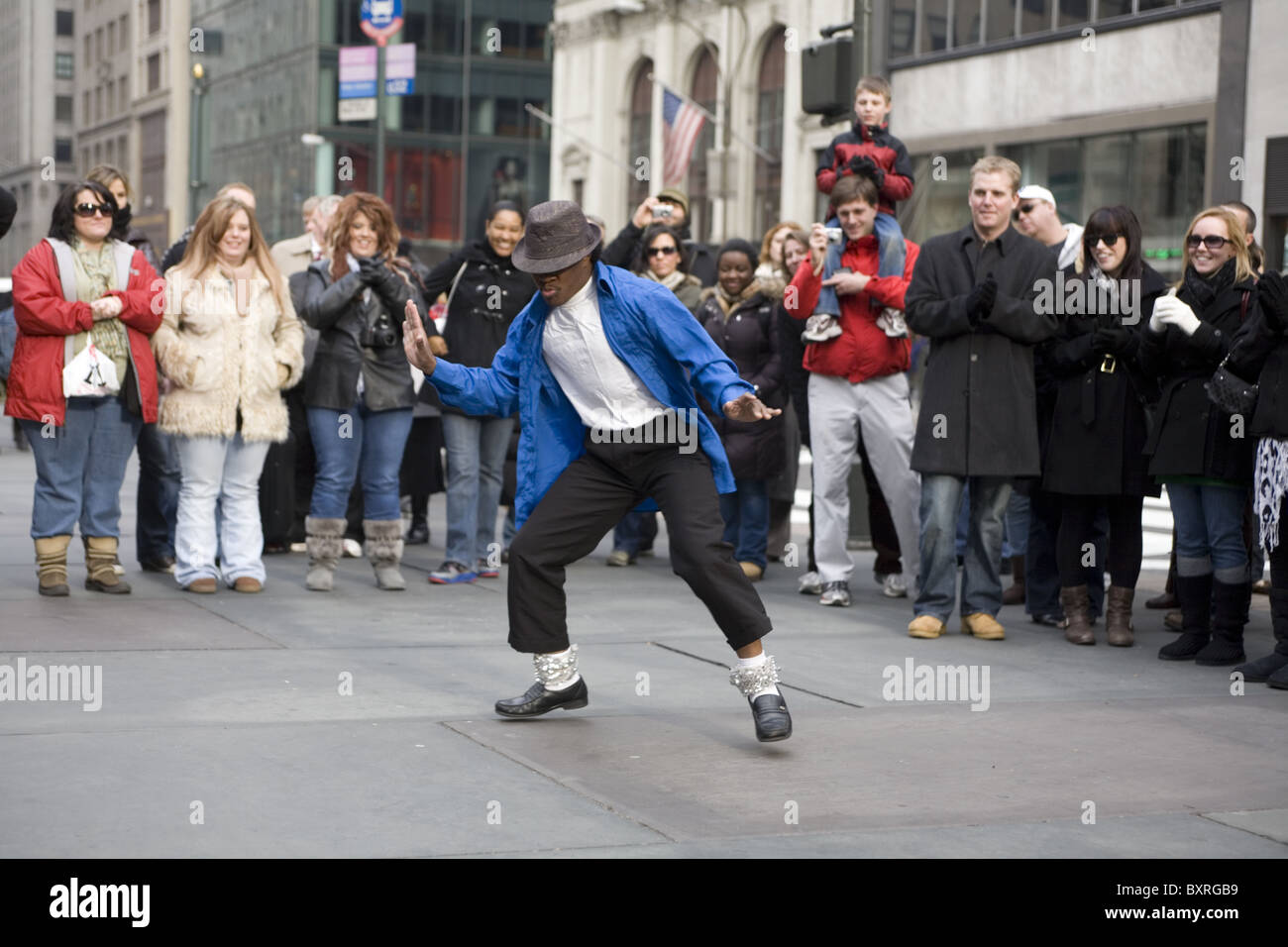 Rompere i ballerini di intrattenere la folla dalla NY Public Library sulla Quinta Avenue durante le vacanze in NYC. Michael Jackson impersonator Foto Stock