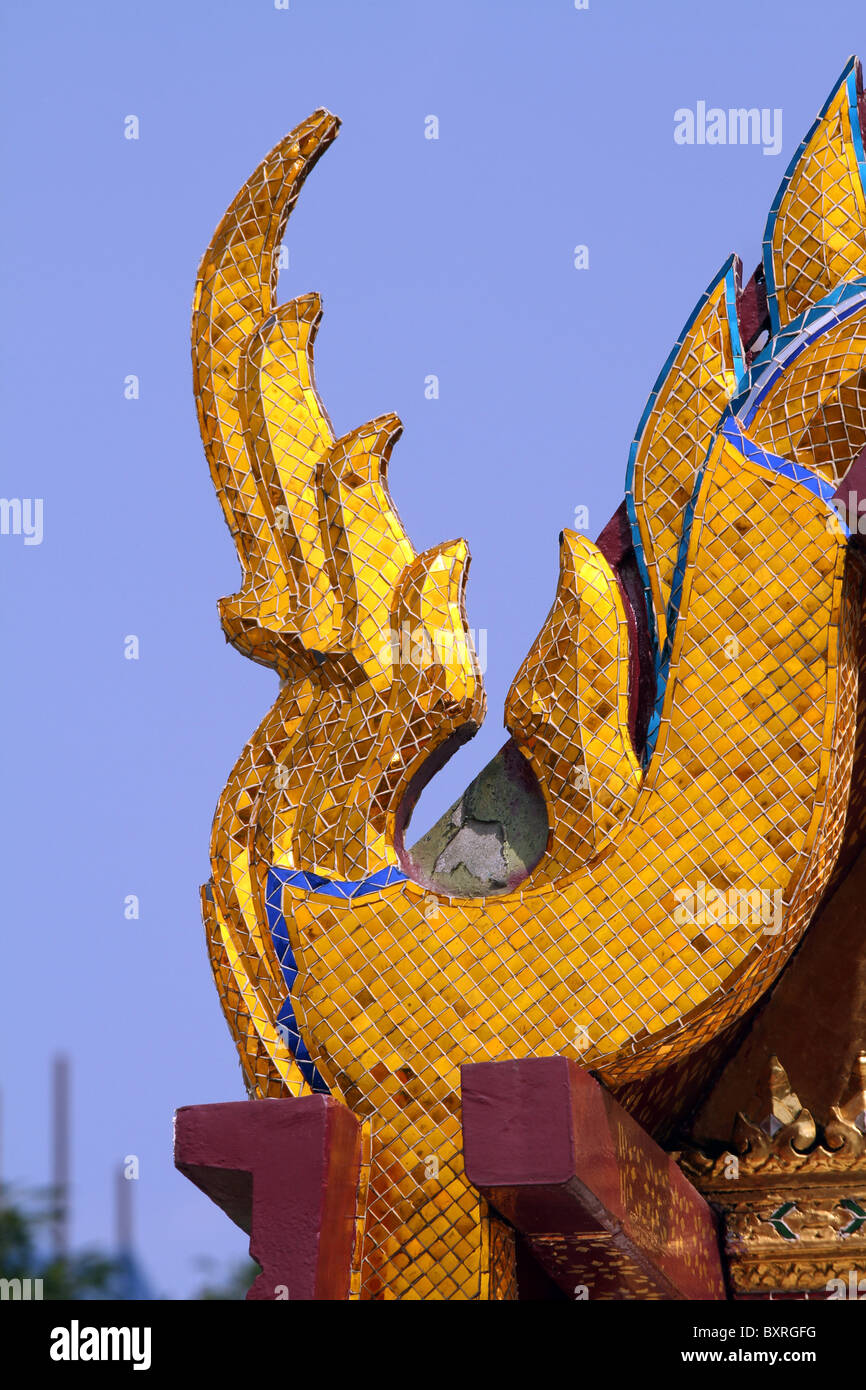 Golden decorazione presso il Wat Phra Kaeo (Kaew) tempio complesso del Tempio del Buddha di Smeraldo di Bangkok, Thailandia Foto Stock