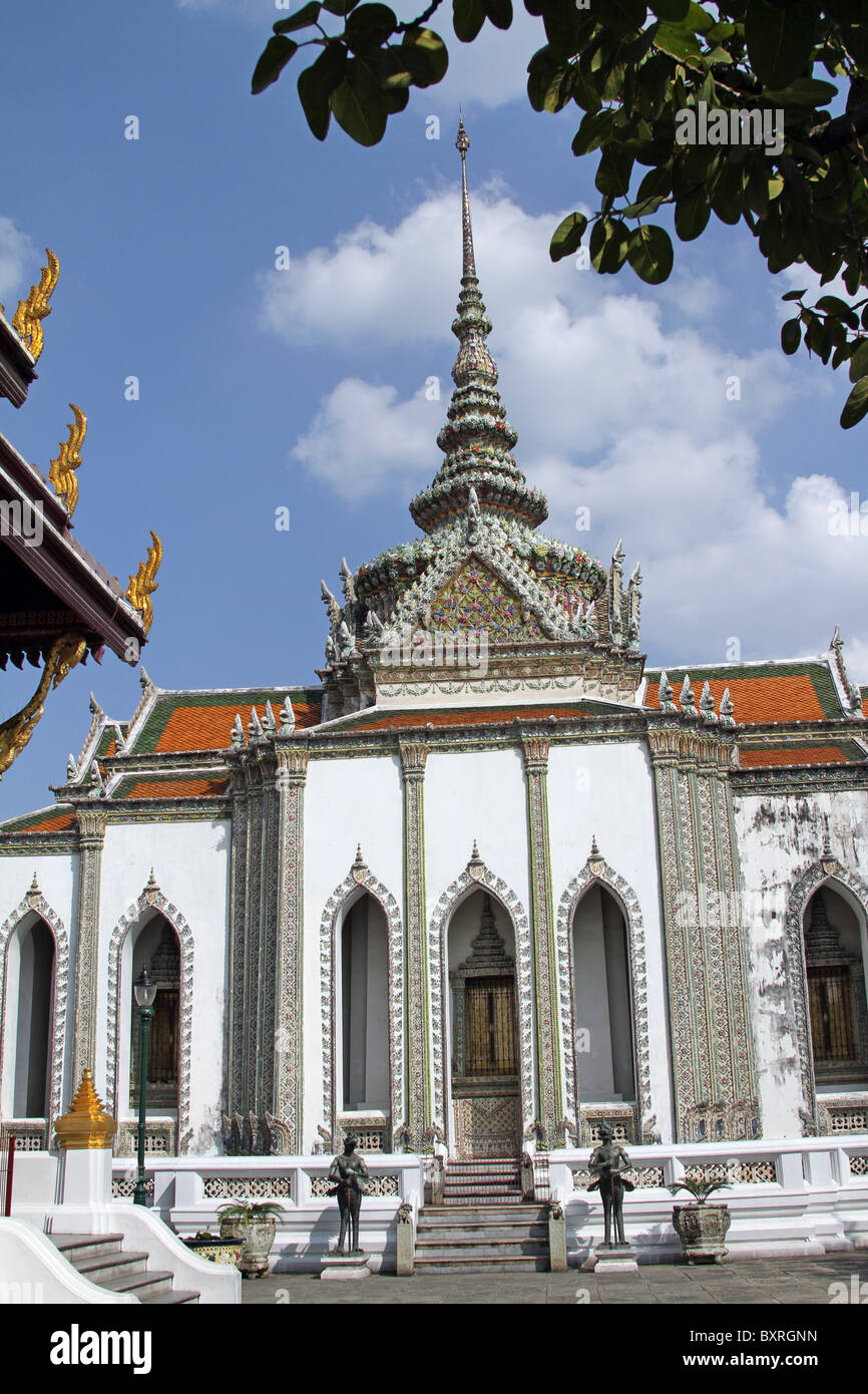 Phra Wihan Yod presso il Wat Phra Kaeo (Kaew) tempio complesso del Tempio del Buddha di Smeraldo di Bangkok, Thailandia Foto Stock