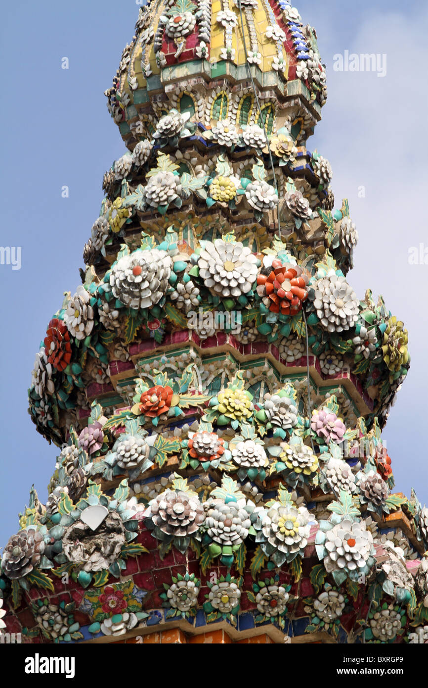 Decorazioni floreali in Phra Wihan Yod presso il Wat Phra Kaeo (Kaew) tempio complesso del Tempio del Buddha di Smeraldo di Bangkok Foto Stock