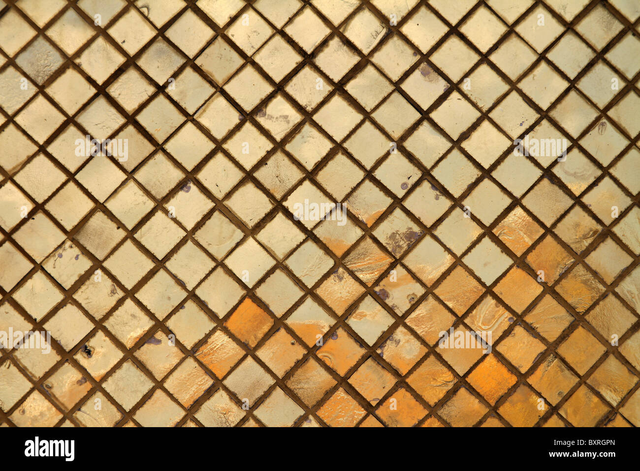 L'oro di piastrelle a mosaico al Wat Phra Kaeo (Kaew) tempio complesso del Tempio del Buddha di Smeraldo di Bangkok, Thailandia Foto Stock