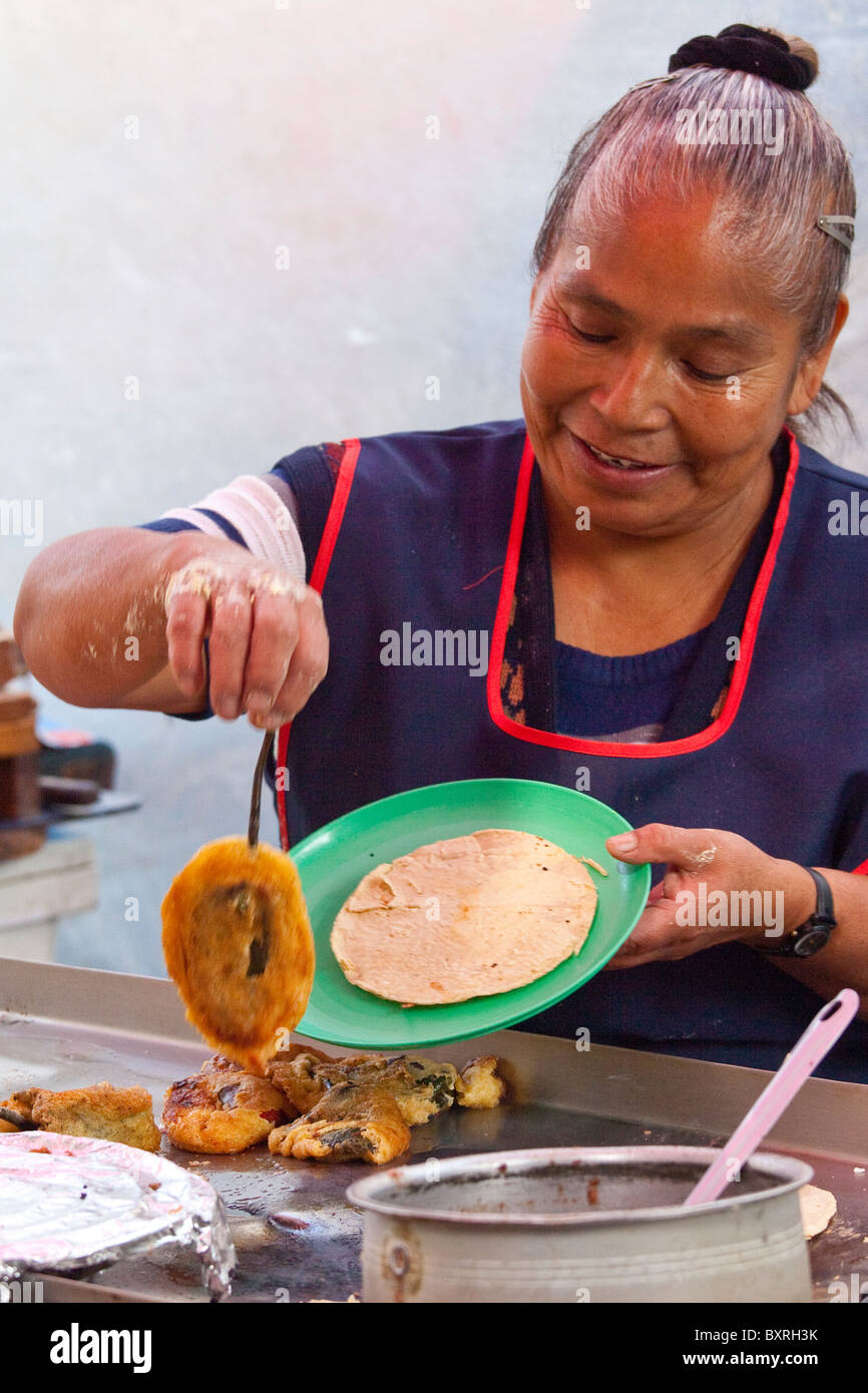Chili relleno presso un venditore ambulante in Città del Messico, Messico Foto Stock
