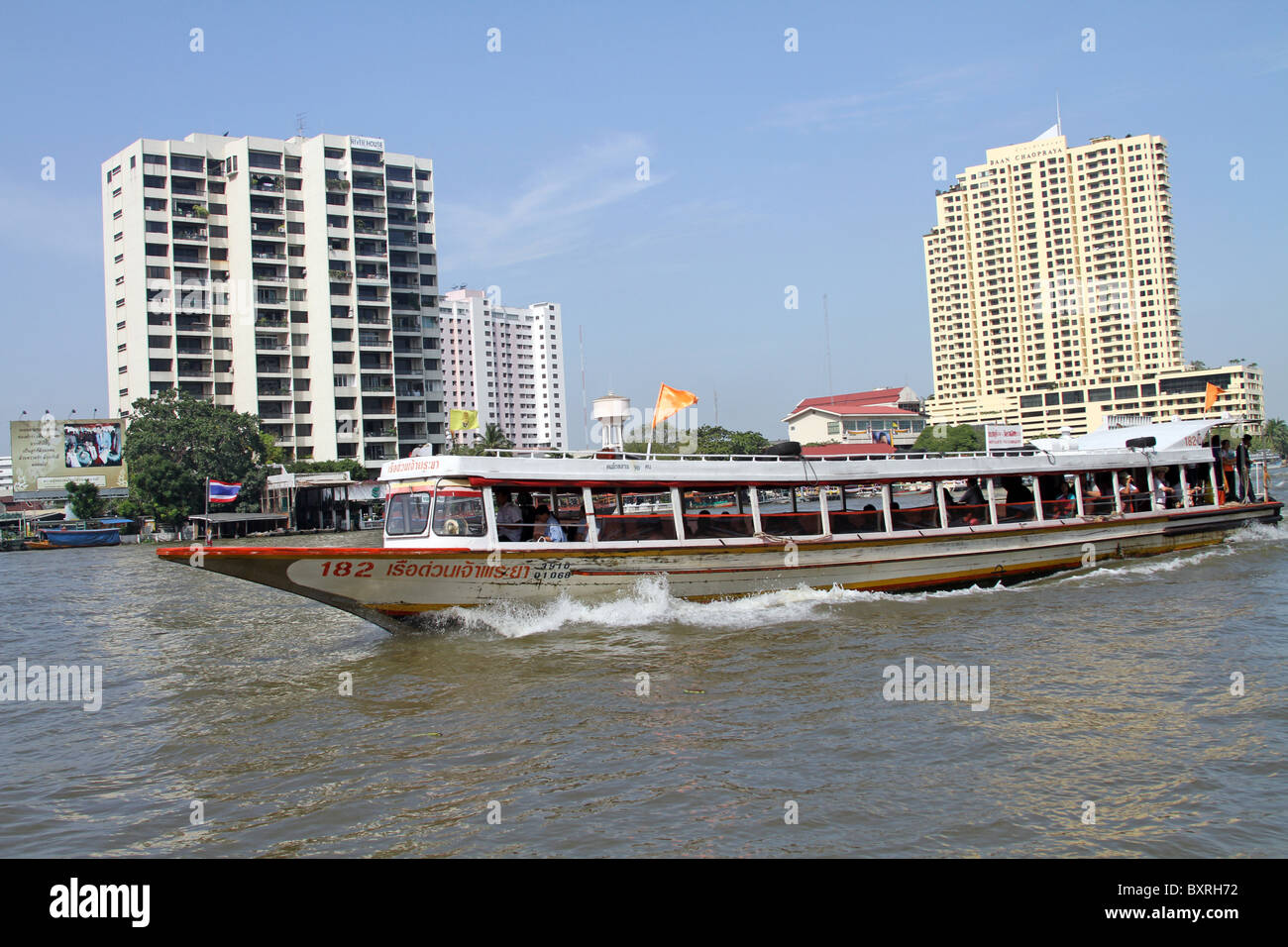 Barca tradizionale sul Fiume Chao Phraya a Bangkok, in Thailandia Foto Stock