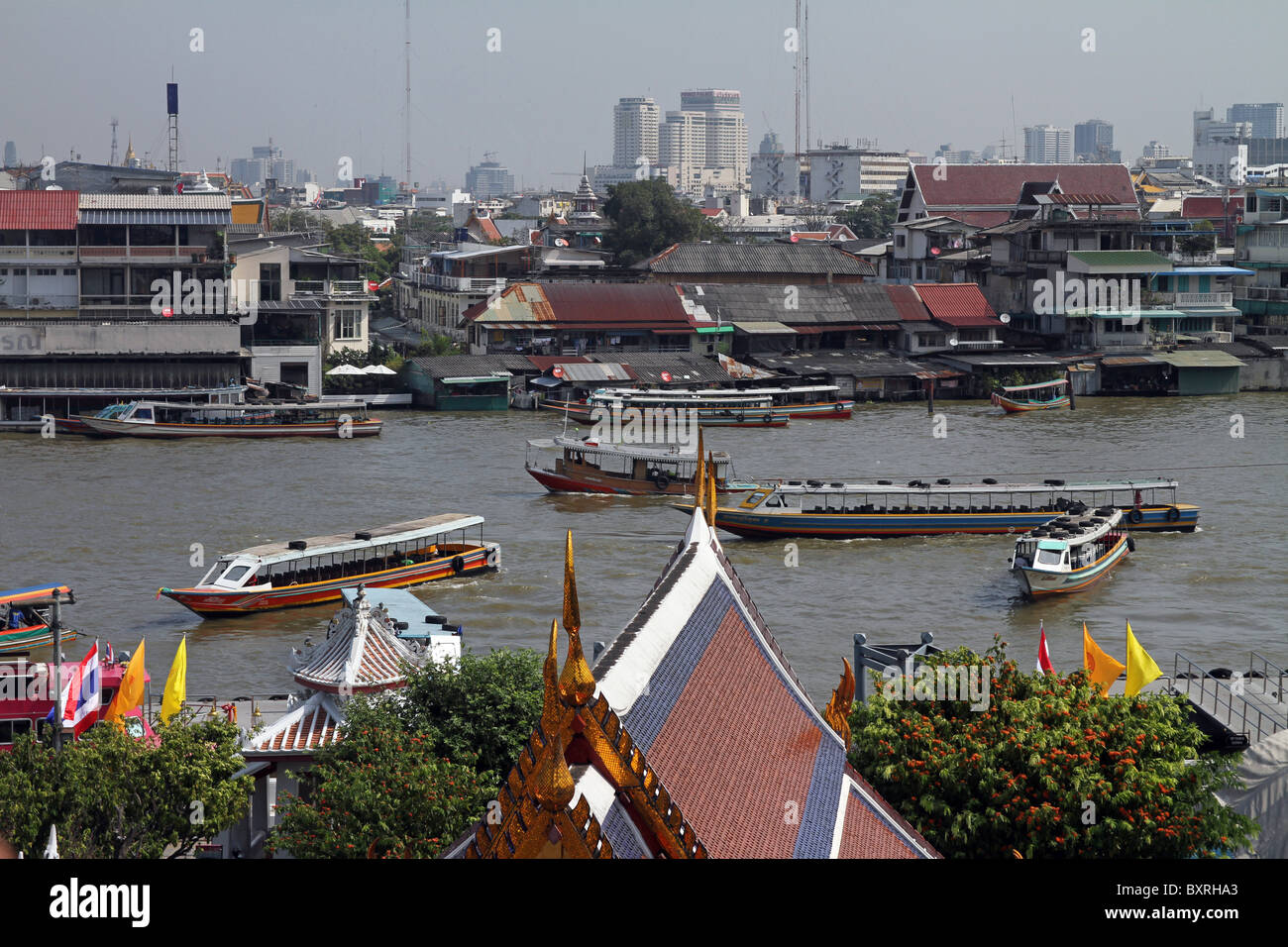 Barche e traffico fluviale sul fiume Chao Phraya a Bangkok, in Thailandia Foto Stock
