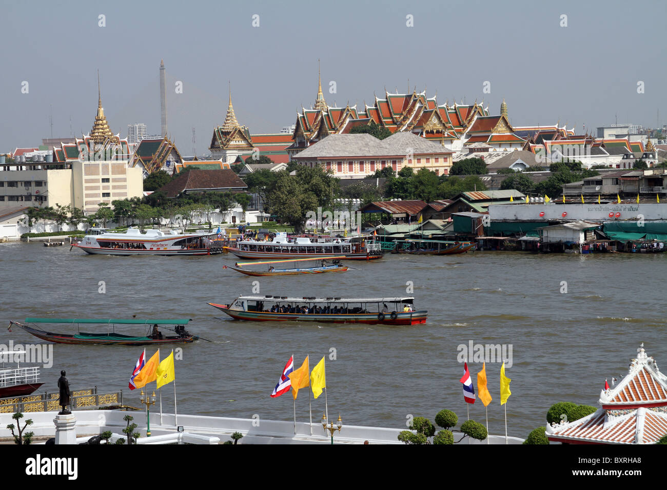 Barche e traffico fluviale sul fiume Chao Phraya a Bangkok, in Thailandia Foto Stock