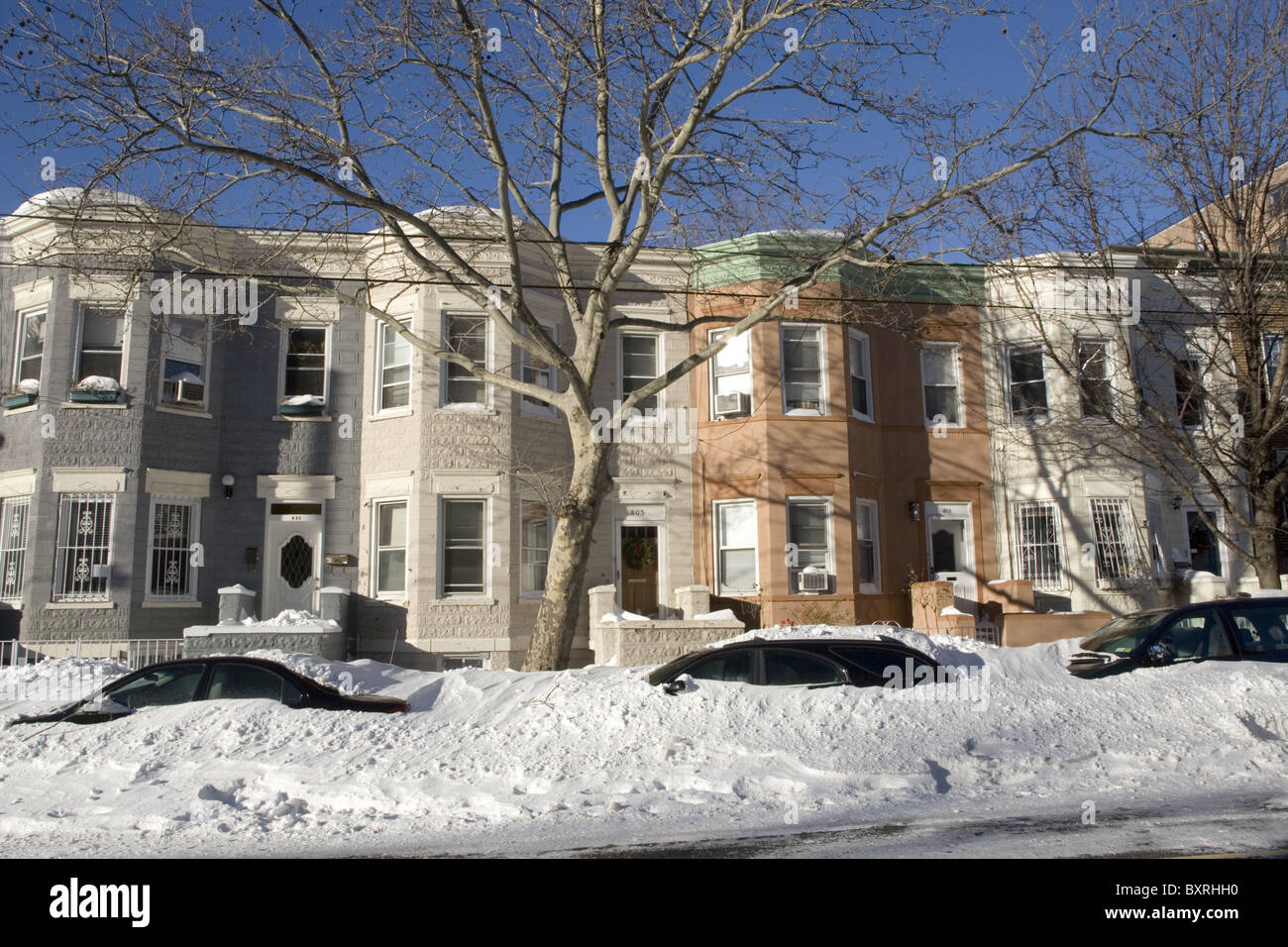 Neve e vento arrestare New York CIty il primo giorno di inverno 2010. Quartiere di Brooklyn. Foto Stock