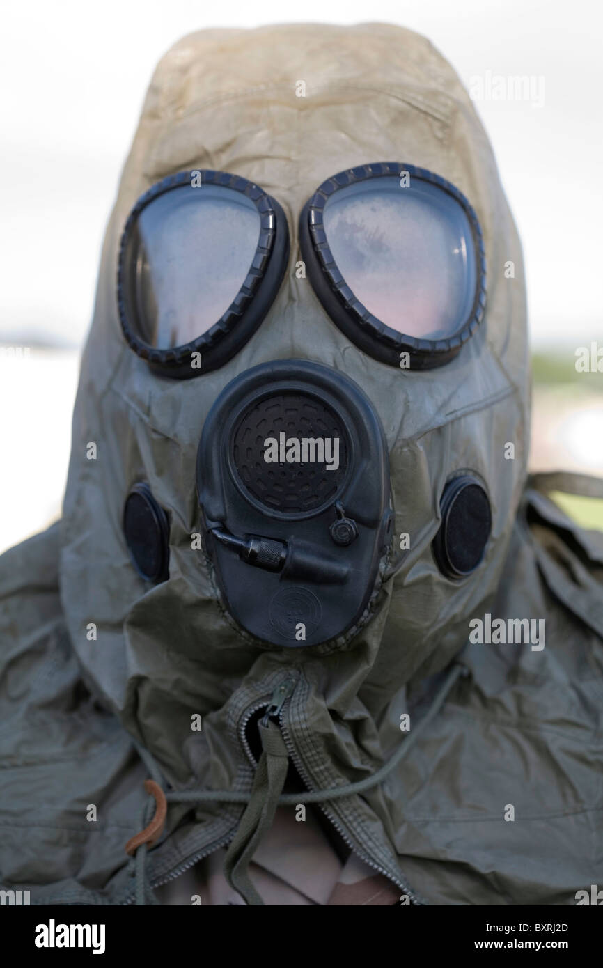 Uomo che indossa maschera a gas Foto Stock