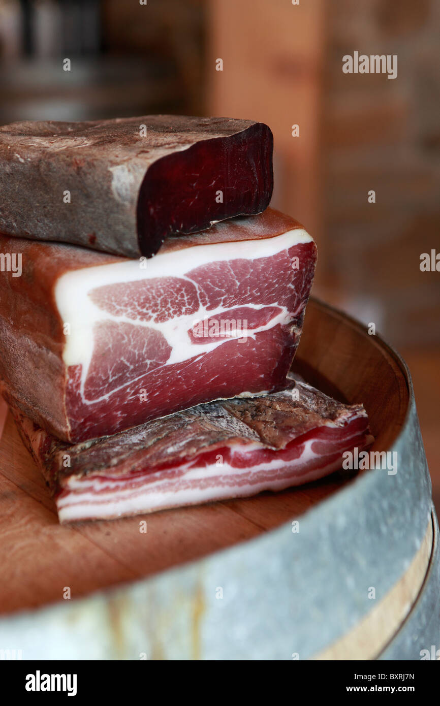 Una selezione di carne secca e pancetta visualizzato nella norcineria di Val d'Anniviers in Vissoie, Svizzera Foto Stock