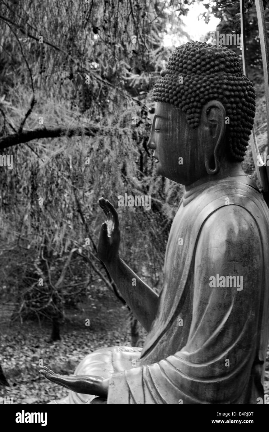 Una scultura di Buddha a Batsford Inghilterra in bianco e nero Foto Stock