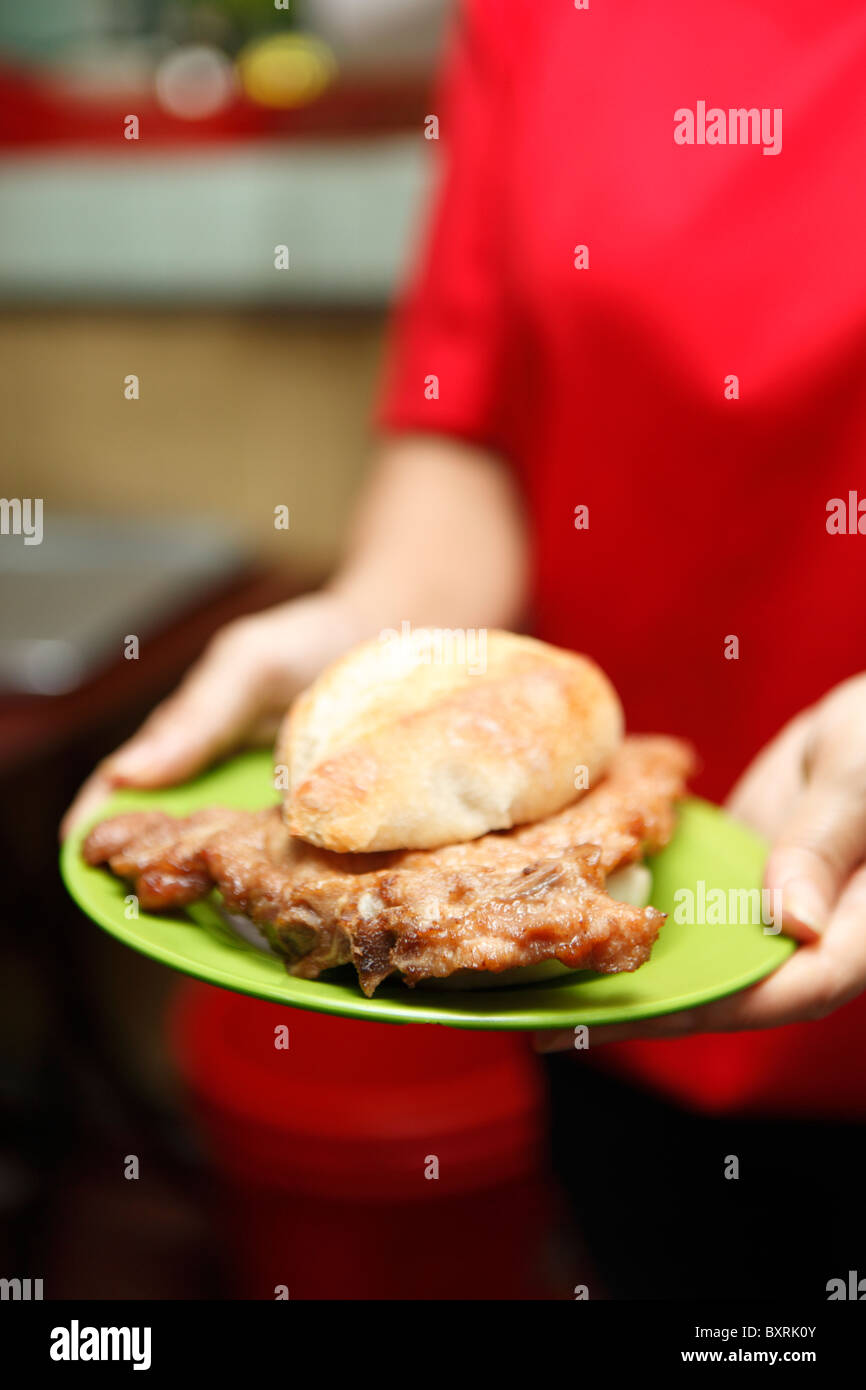 Tritare la carne di maiale bun servita presso il Cafe Tai Lei Loi Kei su Taipa Foto Stock