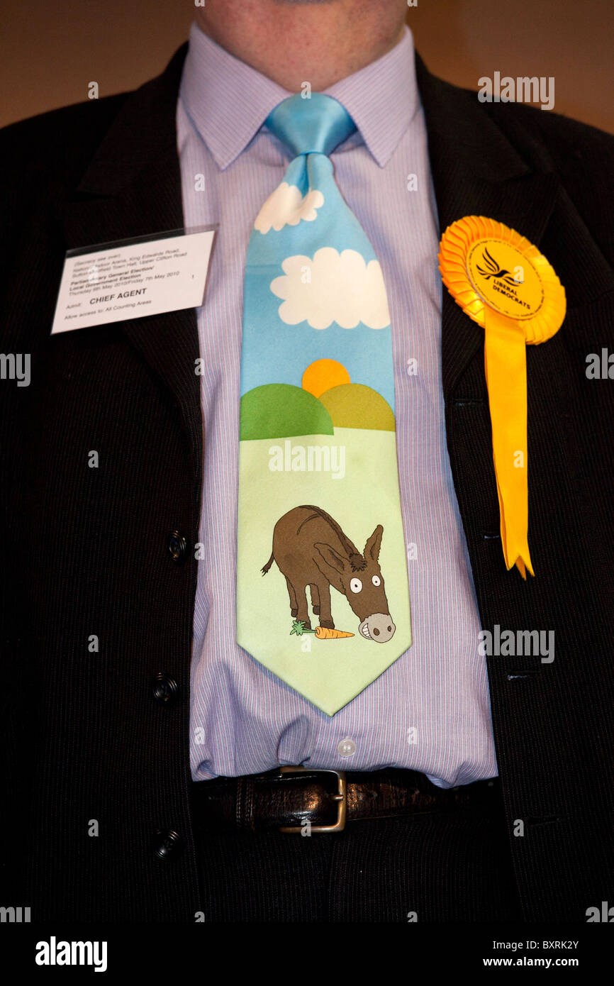 Il gruppo del Partito europeo dei liberali democratici candidato indossando un singolare vincolo all'elezione generale conte di Birmingham il 6 maggio 2010. Foto Stock