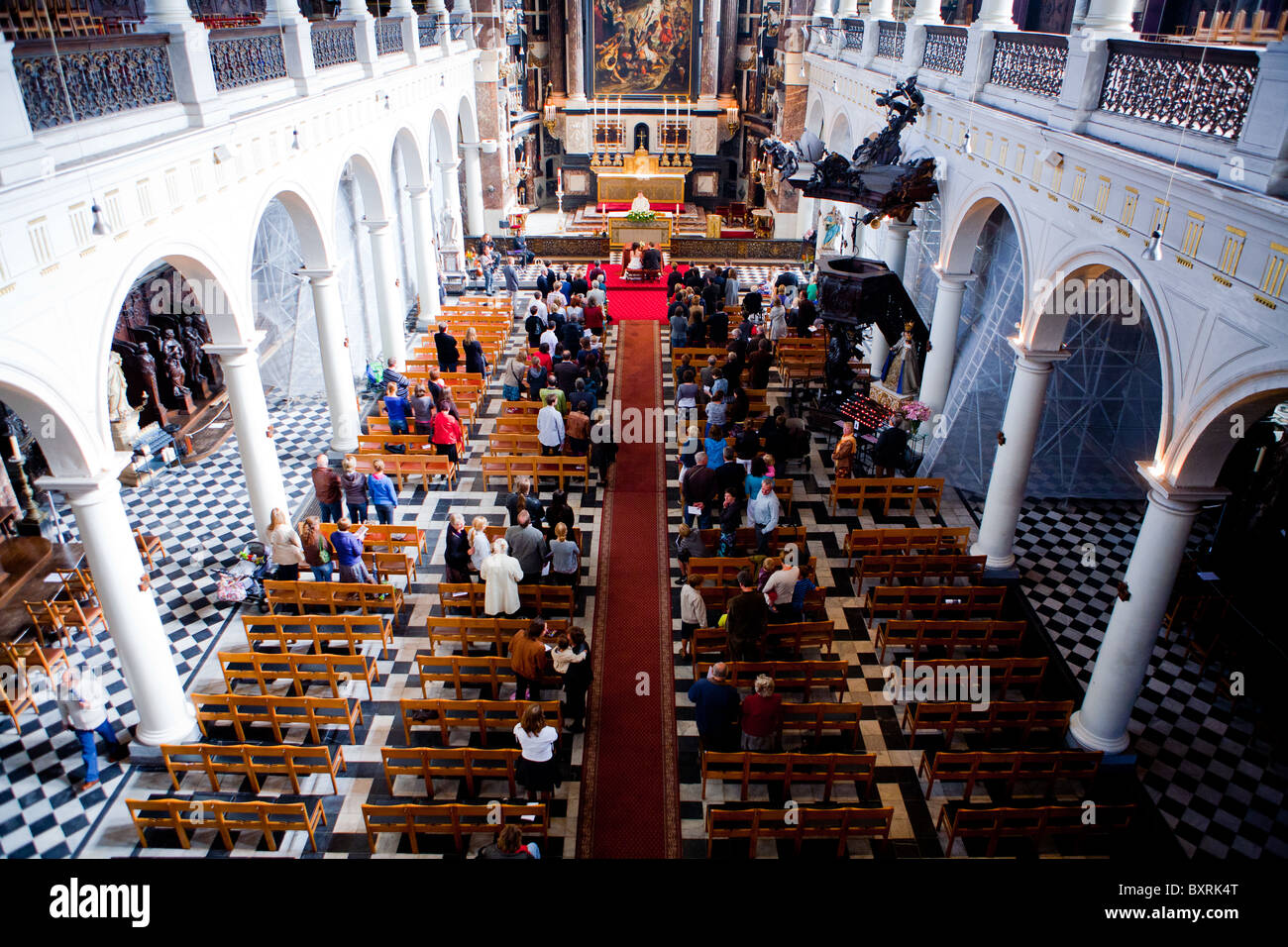 Carolus Borromeus chiesa romana di Anversa, Belgio, Europa, rappresentato dall'interno, durante una cerimonia di nozze Foto Stock