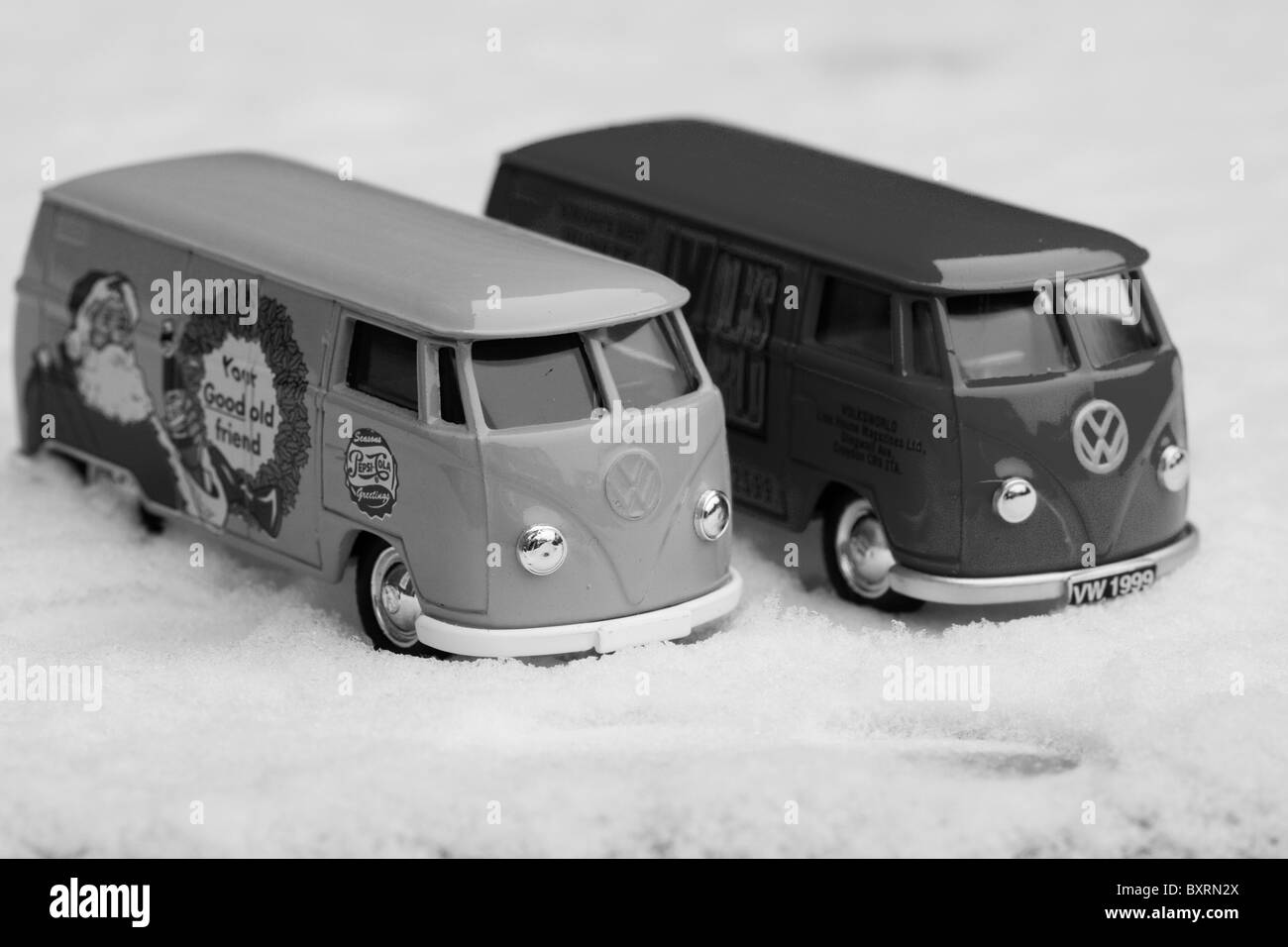 Bambini giocattoli da collezione modelli di Volkswagen split screen furgoni sulla neve in bianco e nero Foto Stock