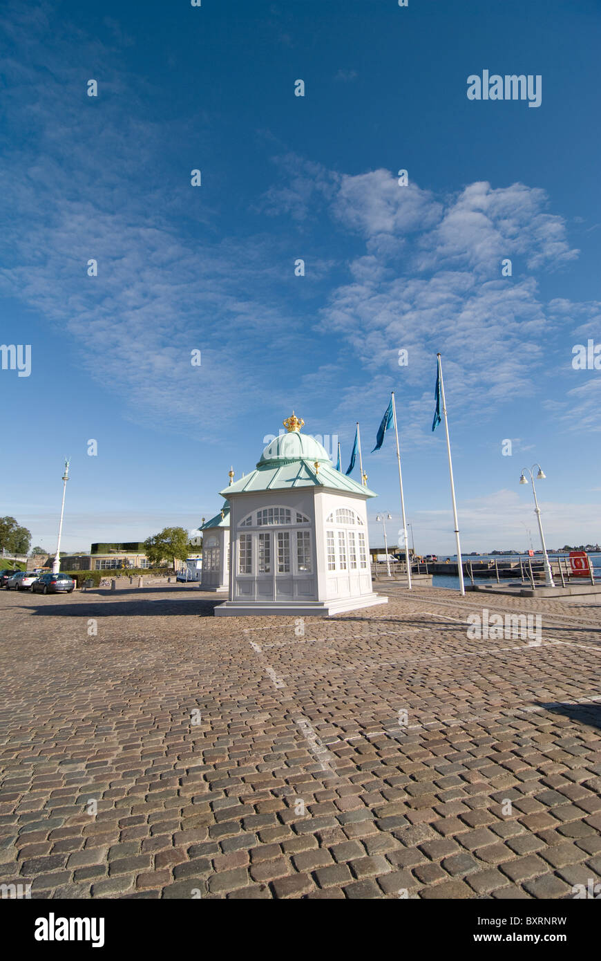 Porto di Copenaghen di vecchi edifici e bandiere Foto Stock