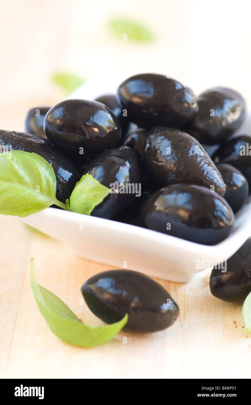Olive nere su una pentola di bianco Foto Stock