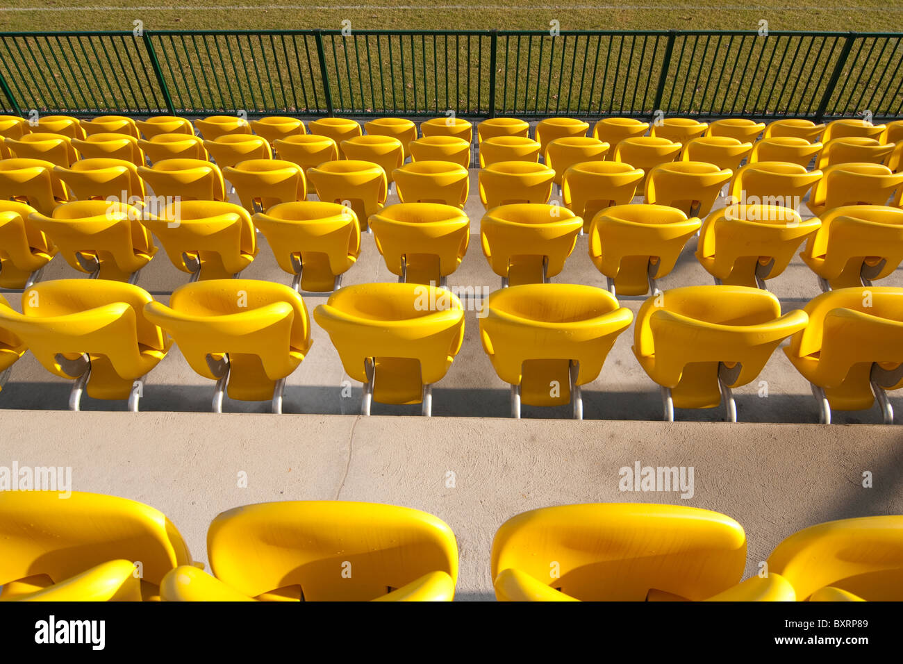 Righe di colore giallo vuota sedi a Stadium Foto Stock